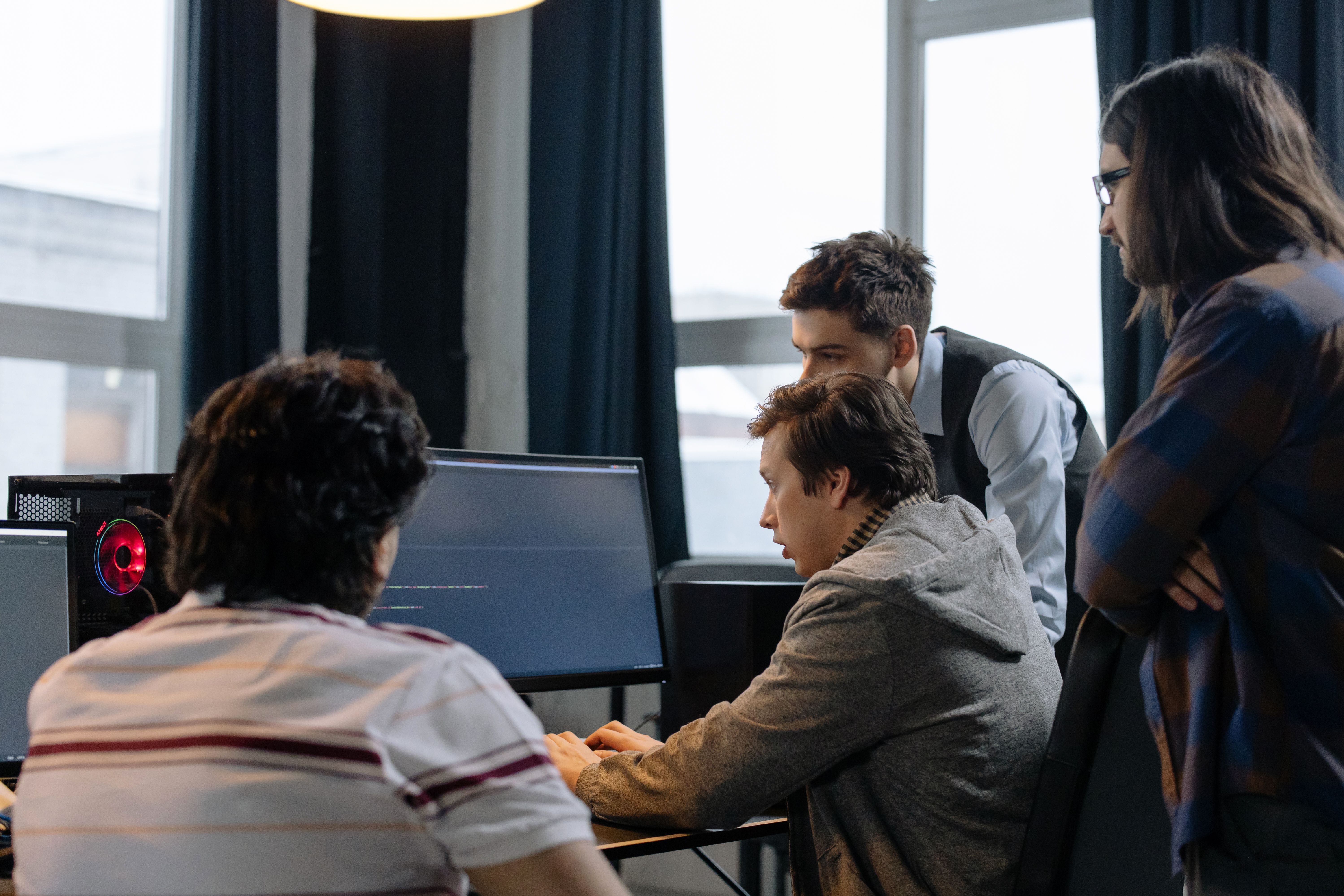 Reunión de estrategia de crecimiento de una startup de software en el Distrito Tecnológico de Buenos Aires