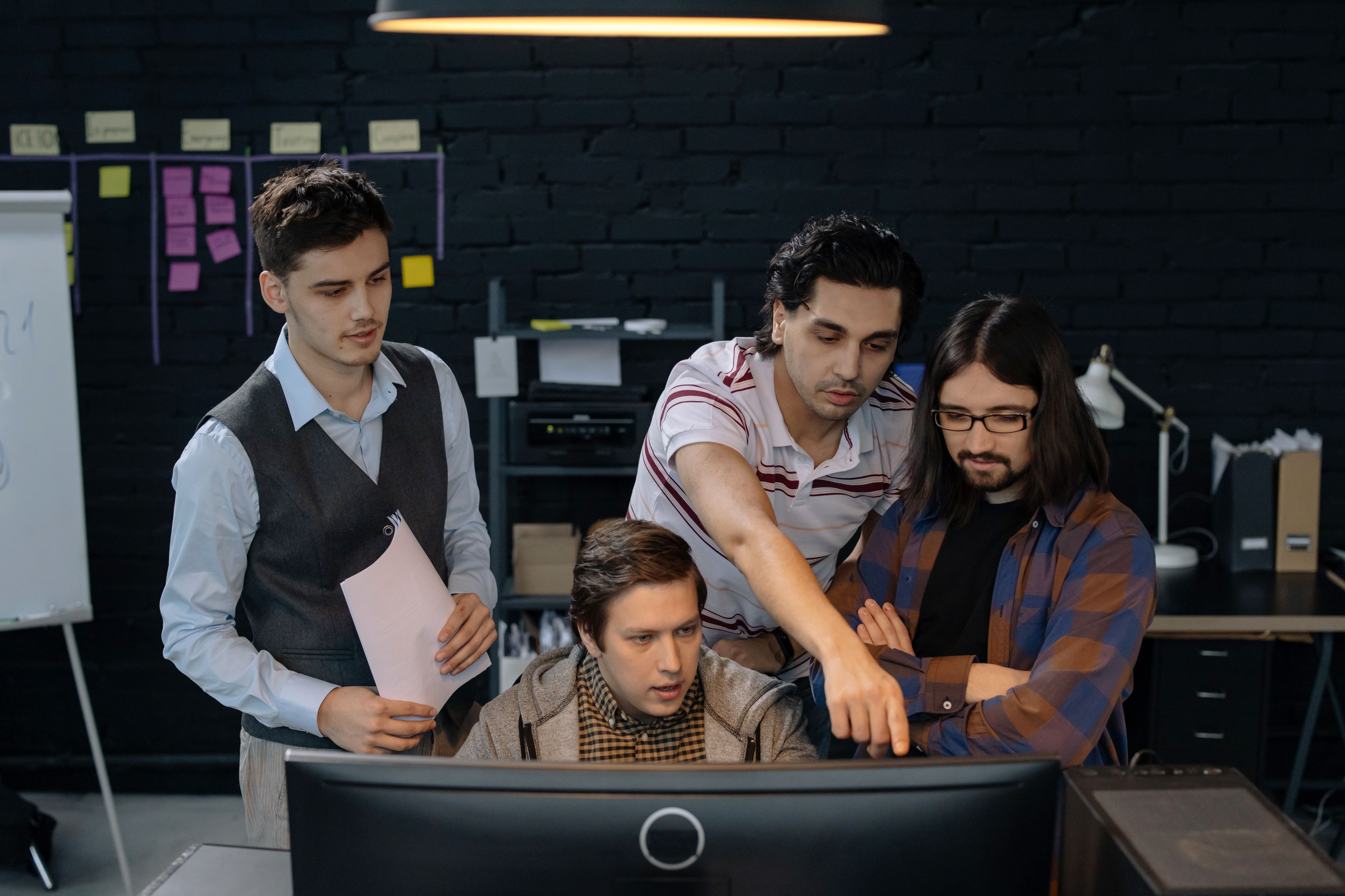 Desarrolladores de una empresa SaaS de Buenos Aires construyendo plantillas de páginas para SEO programático