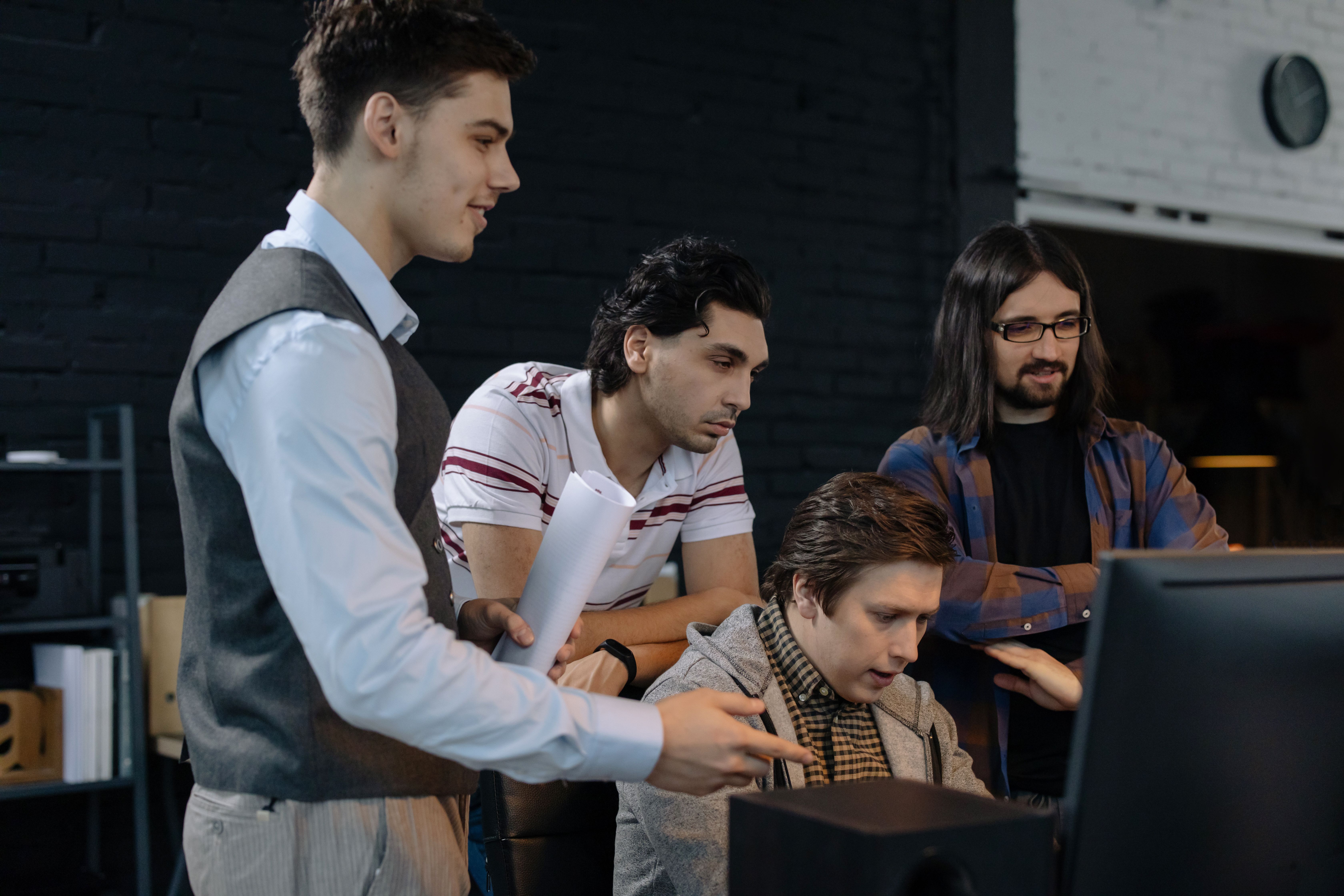 Equipo de una empresa SaaS de Buenos Aires celebrando el crecimiento de usuarios frente a un tablero de métricas de producto