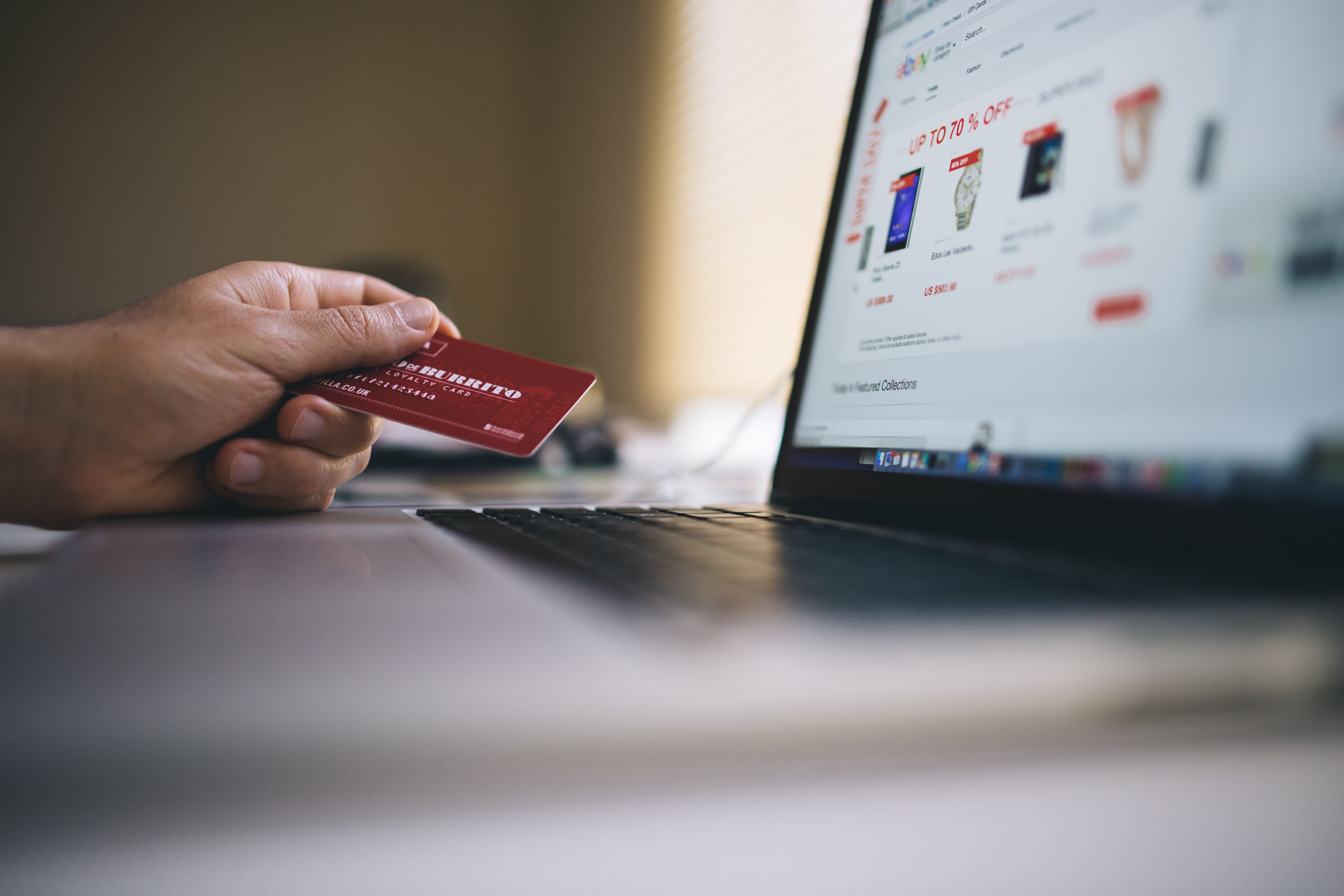 Emprendedora gestionando su tienda online Shopify desde una notebook en Buenos Aires, preparando pedidos para envío
