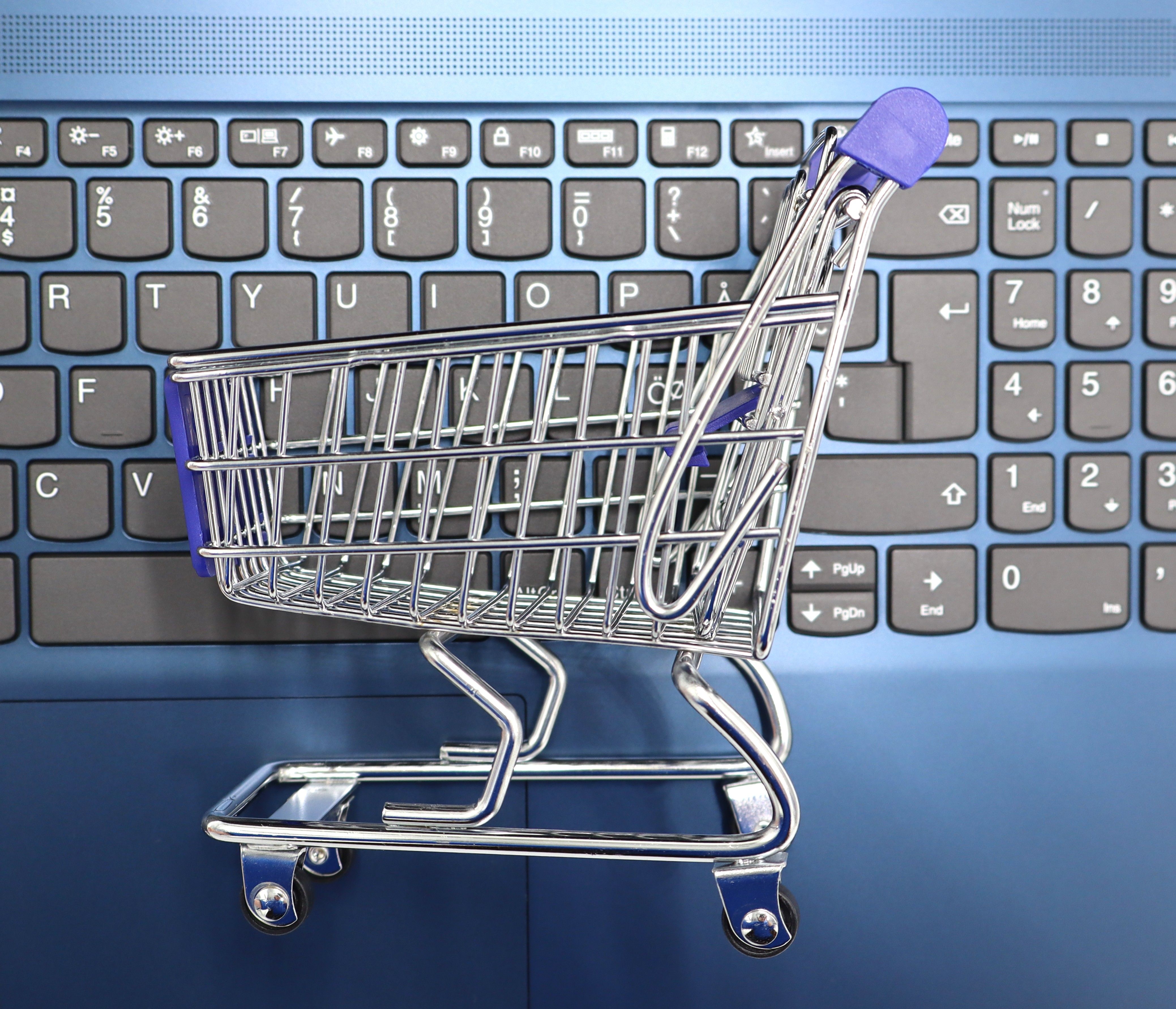 Paquetes de un e-commerce porteño listos para despacho, con etiquetas de envío a barrios de Buenos Aires