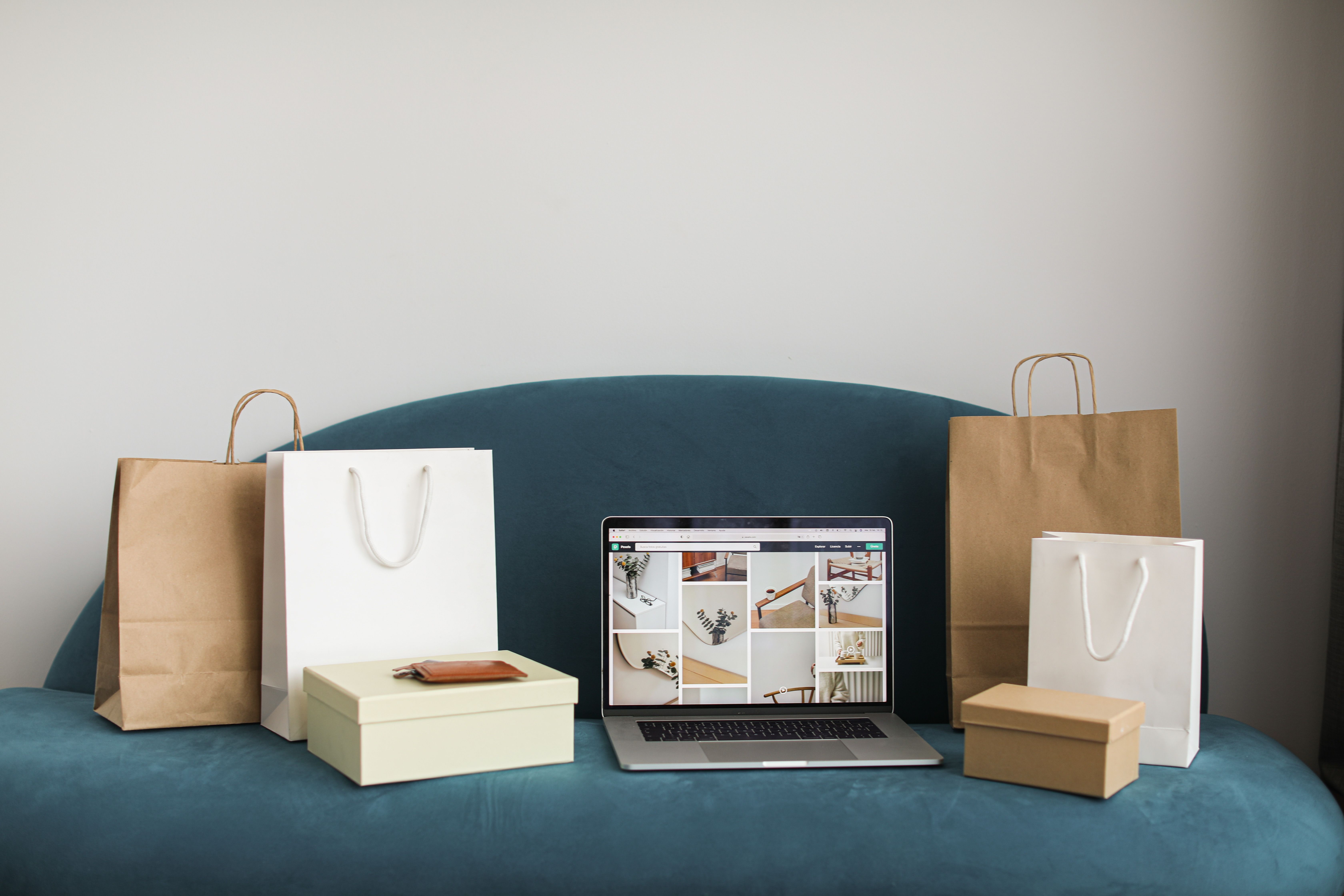 Mesa de trabajo de una tienda online porteña con productos, cámara y notebook para producir fichas y contenido