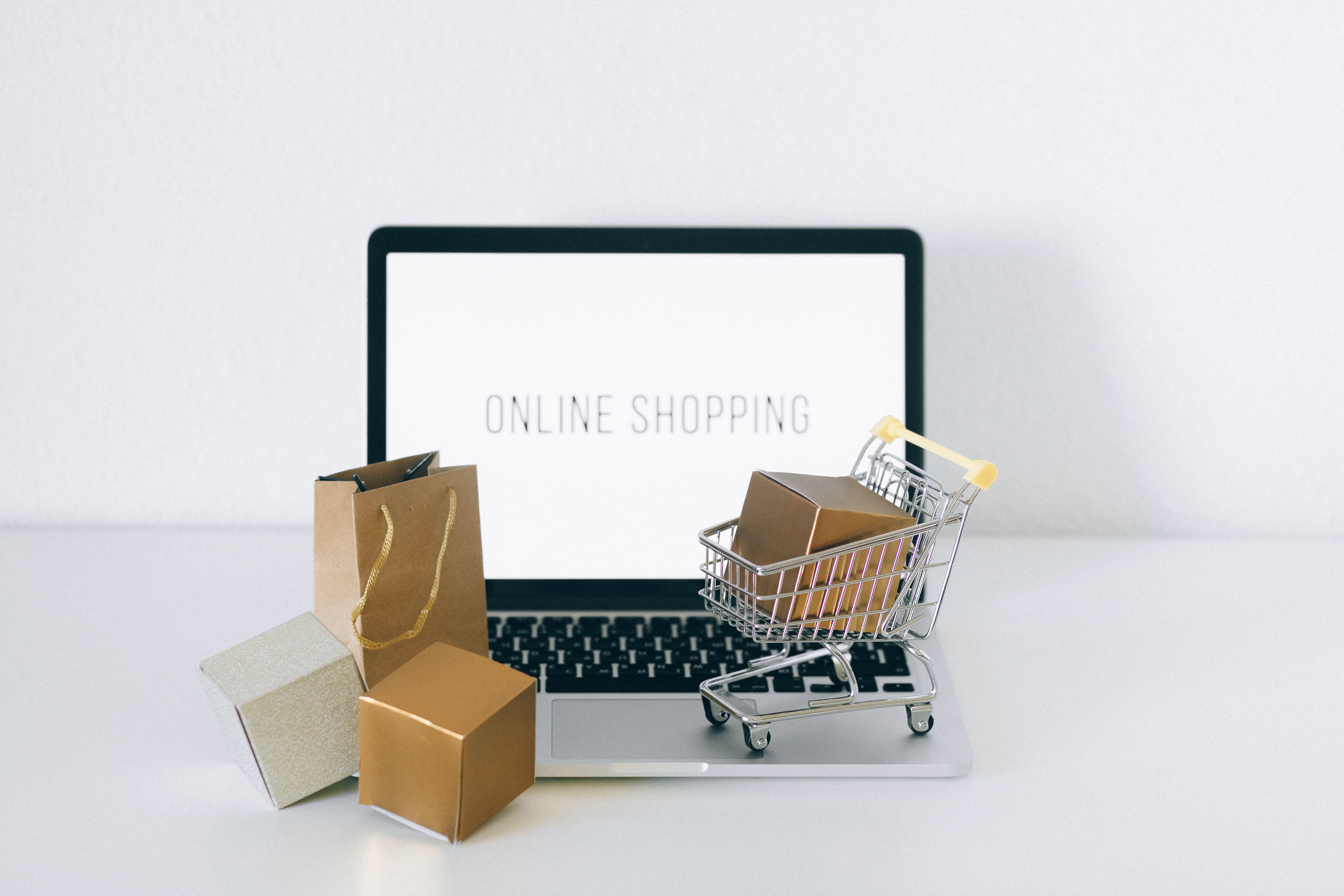 Dueño de una tienda Shopify de Buenos Aires revisando métricas de ventas orgánicas en el panel de su e-commerce
