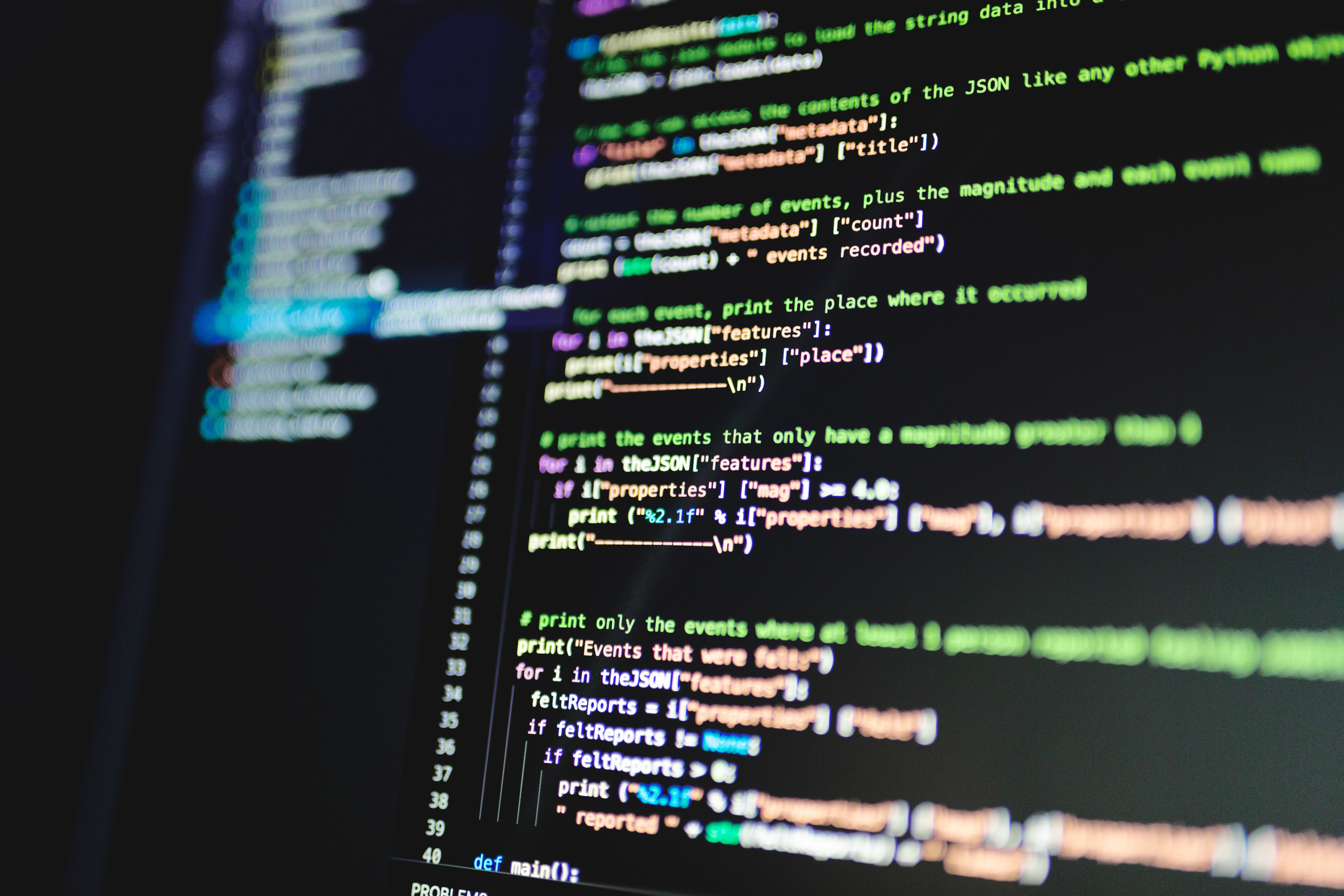 Equipo de una empresa de desarrollo de software de Buenos Aires programando en su oficina del Distrito Tecnológico