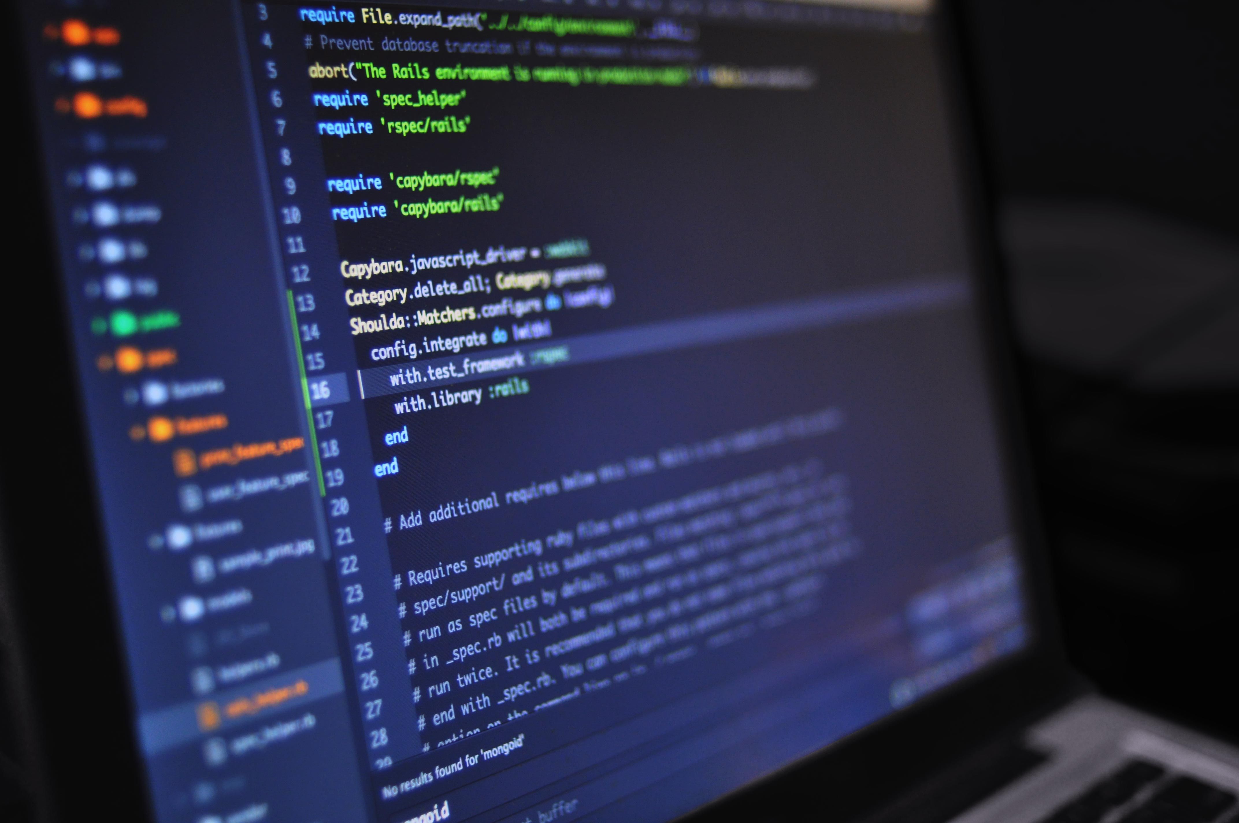 Desarrolladores argentinos de una software factory colaborando en tiempo real con un cliente nearshore de Estados Unidos por videollamada