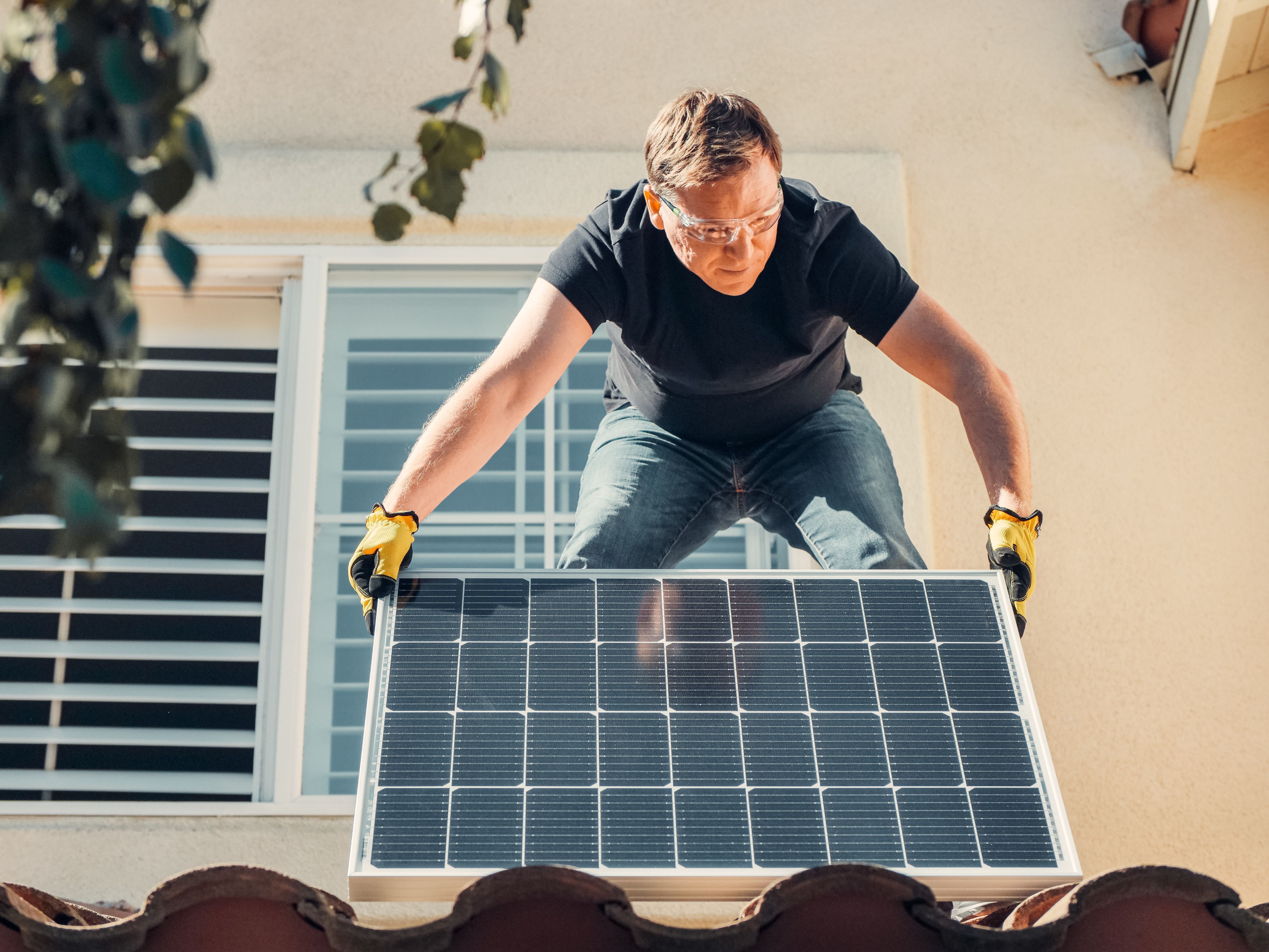 Instalación de paneles solares fotovoltaicos sobre el techo de una vivienda en Buenos Aires con cielo despejado