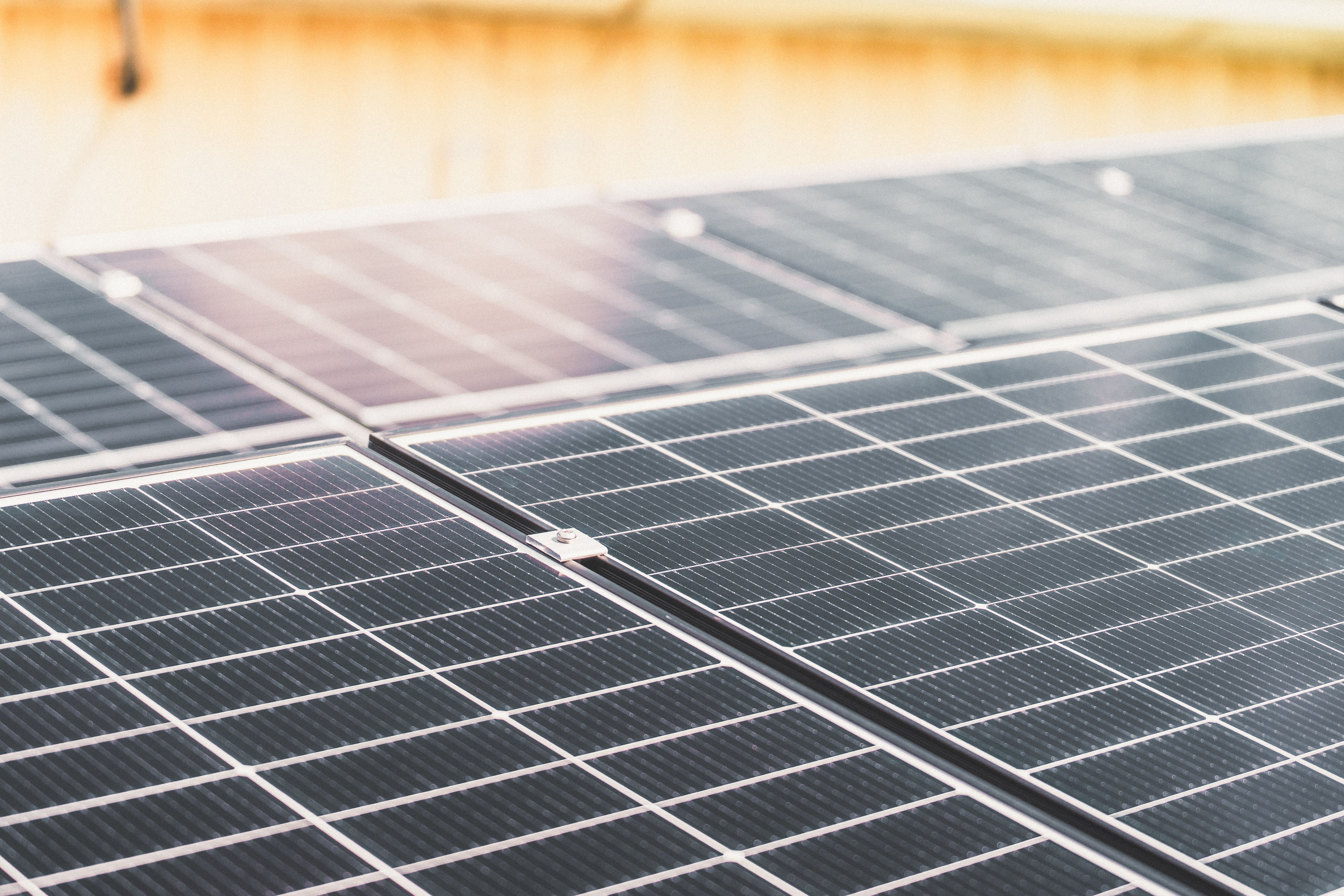 Asesor mostrando el rendimiento de un sistema fotovoltaico y el cálculo de ahorro en la boleta a un cliente en Buenos Aires
