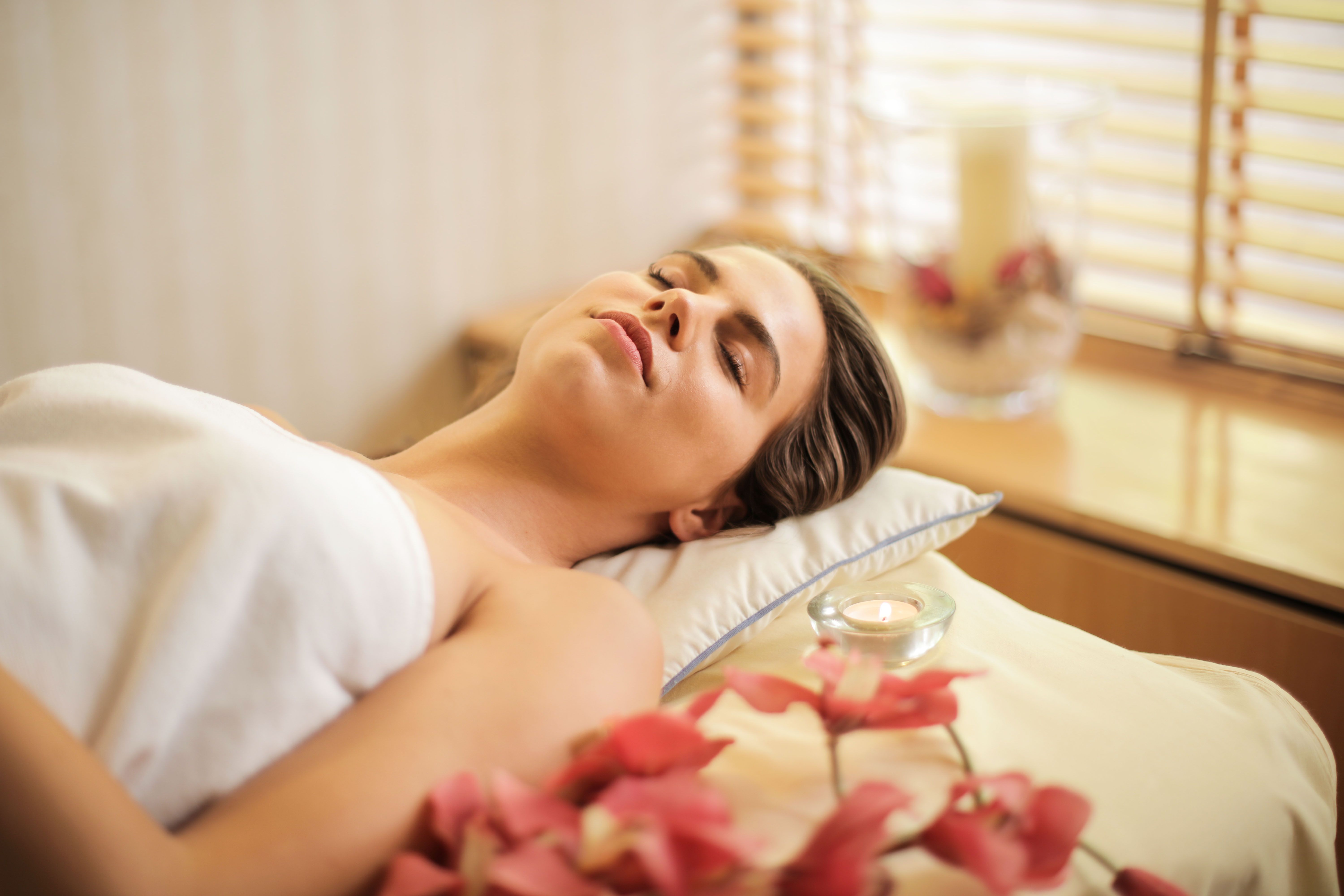 Ambiente relajante de un day spa en Buenos Aires con camilla de masajes, toallas y velas para tratamientos de bienestar