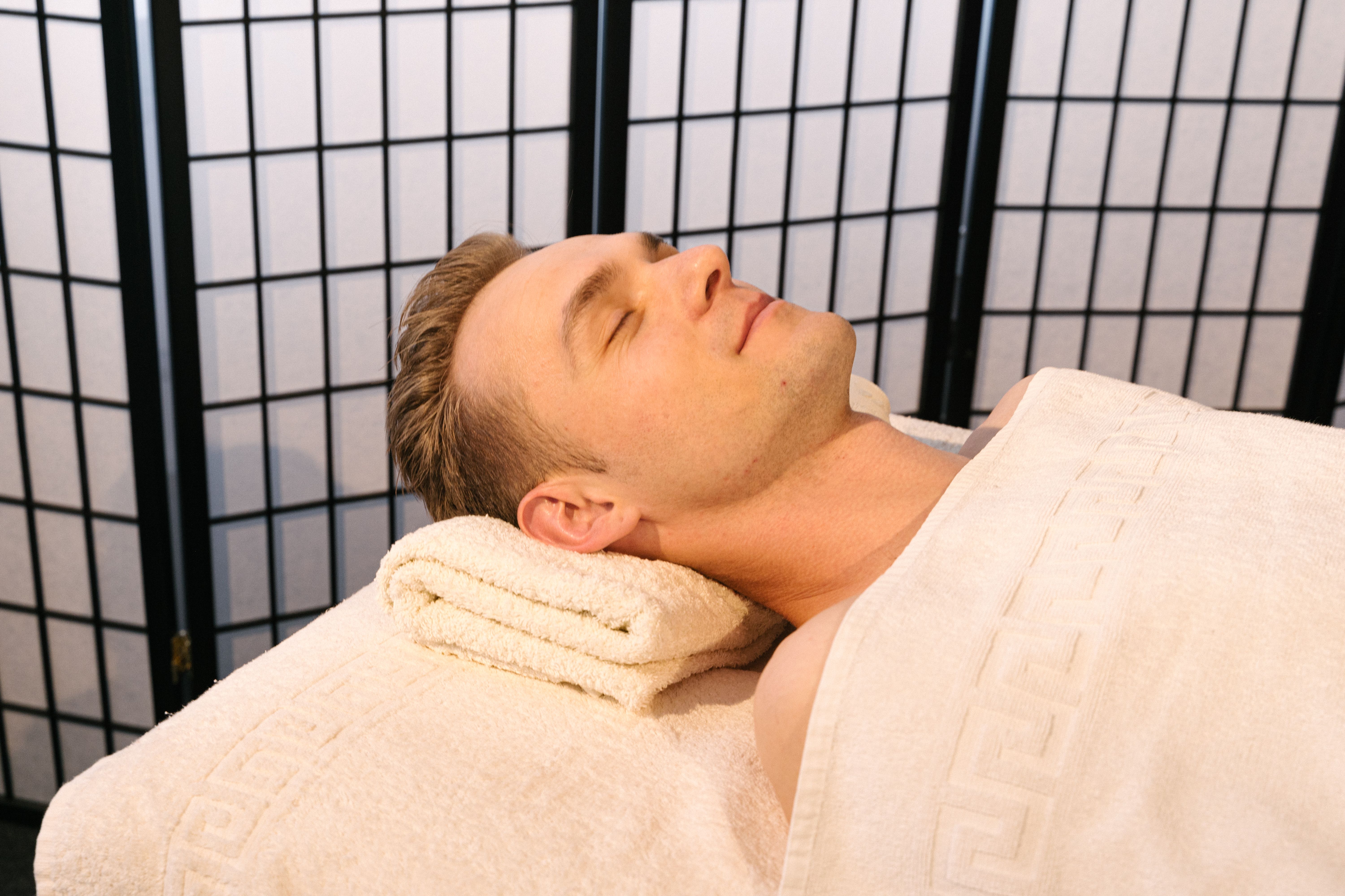 Persona recibiendo un masaje relajante en un spa de Buenos Aires con aceites esenciales y ambiente sereno