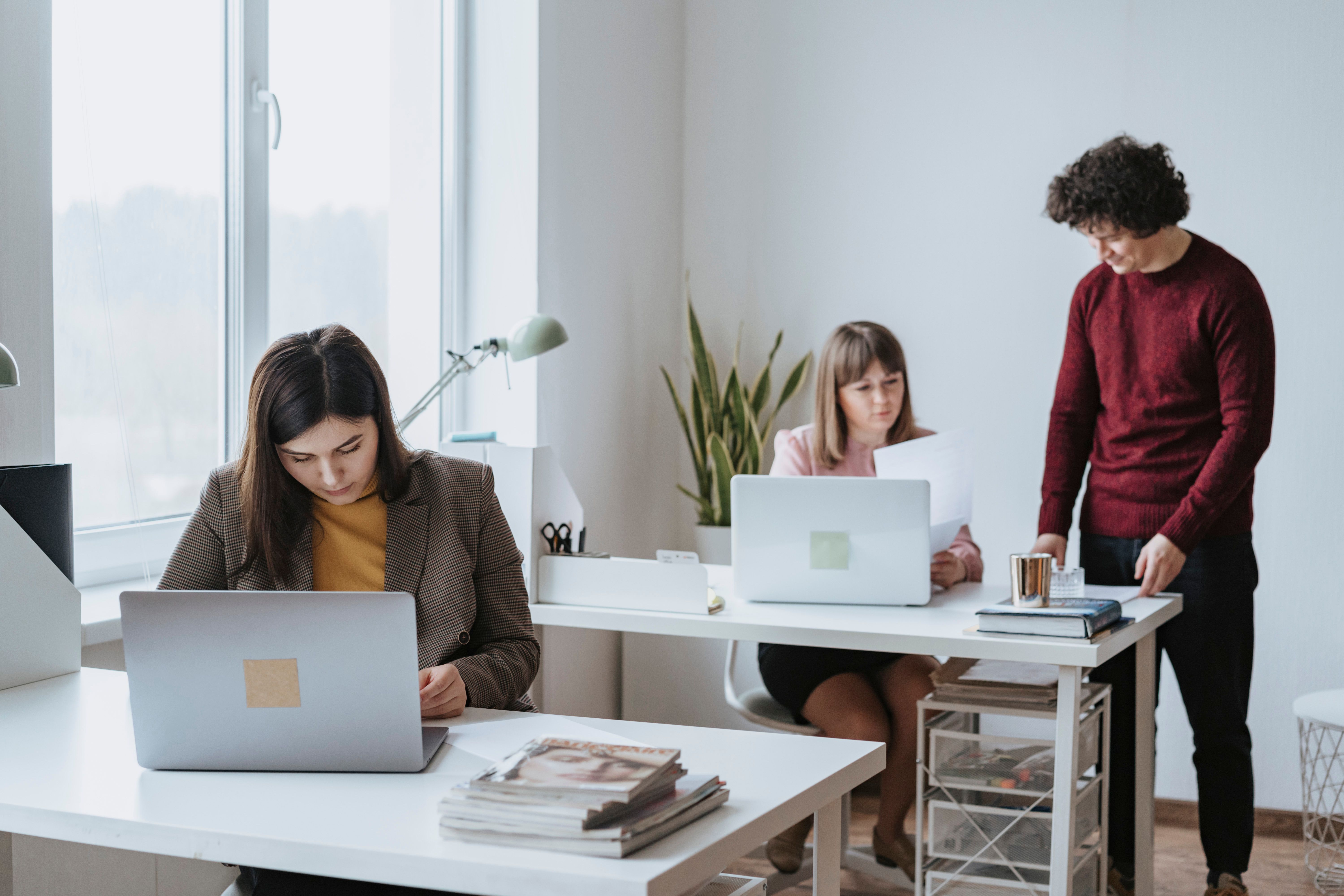 Equipo de una empresa de personal eventual coordinando la dotación de operarios en una oficina de Buenos Aires