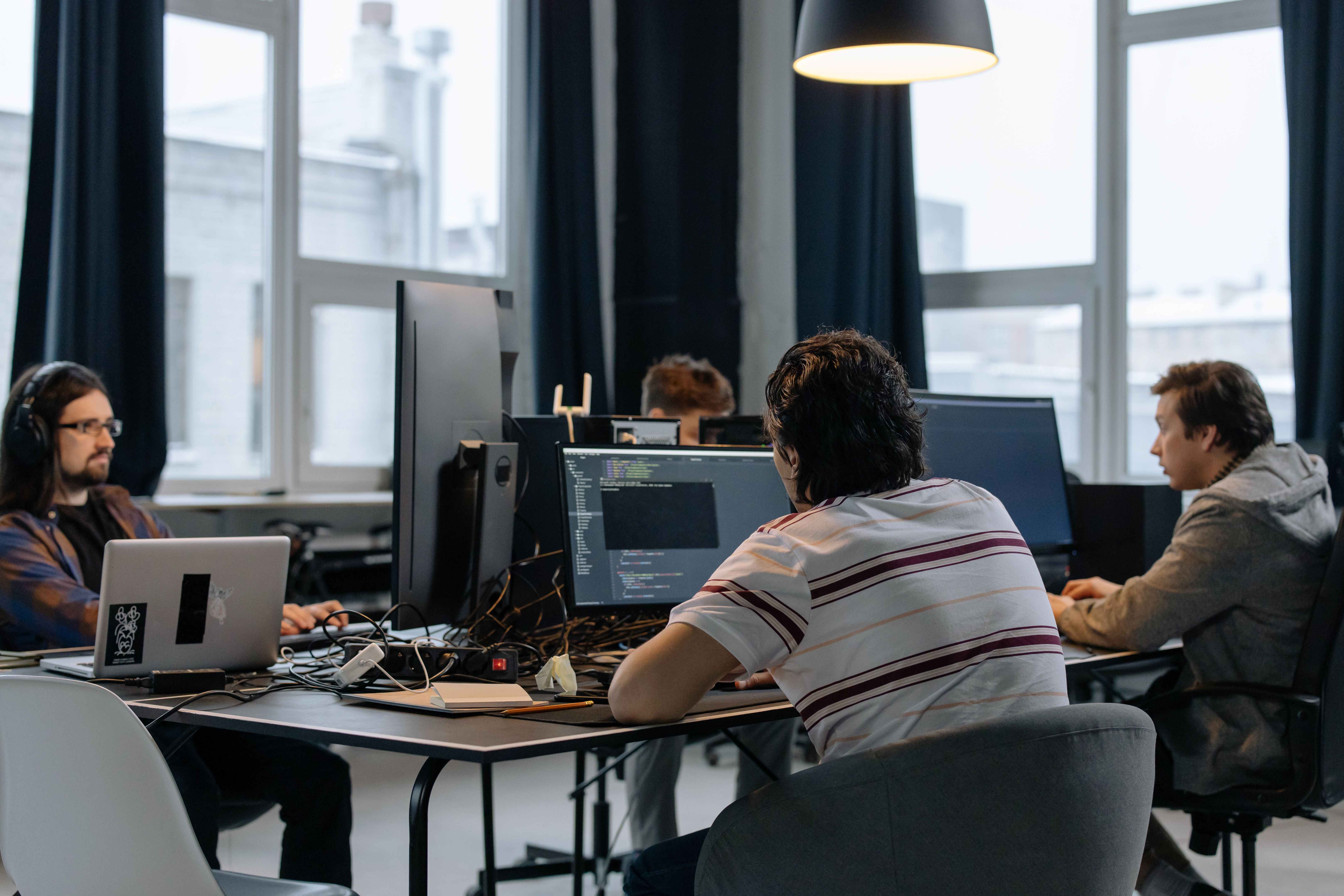 Equipo fundador de una startup trabajando en un espacio de coworking en Buenos Aires