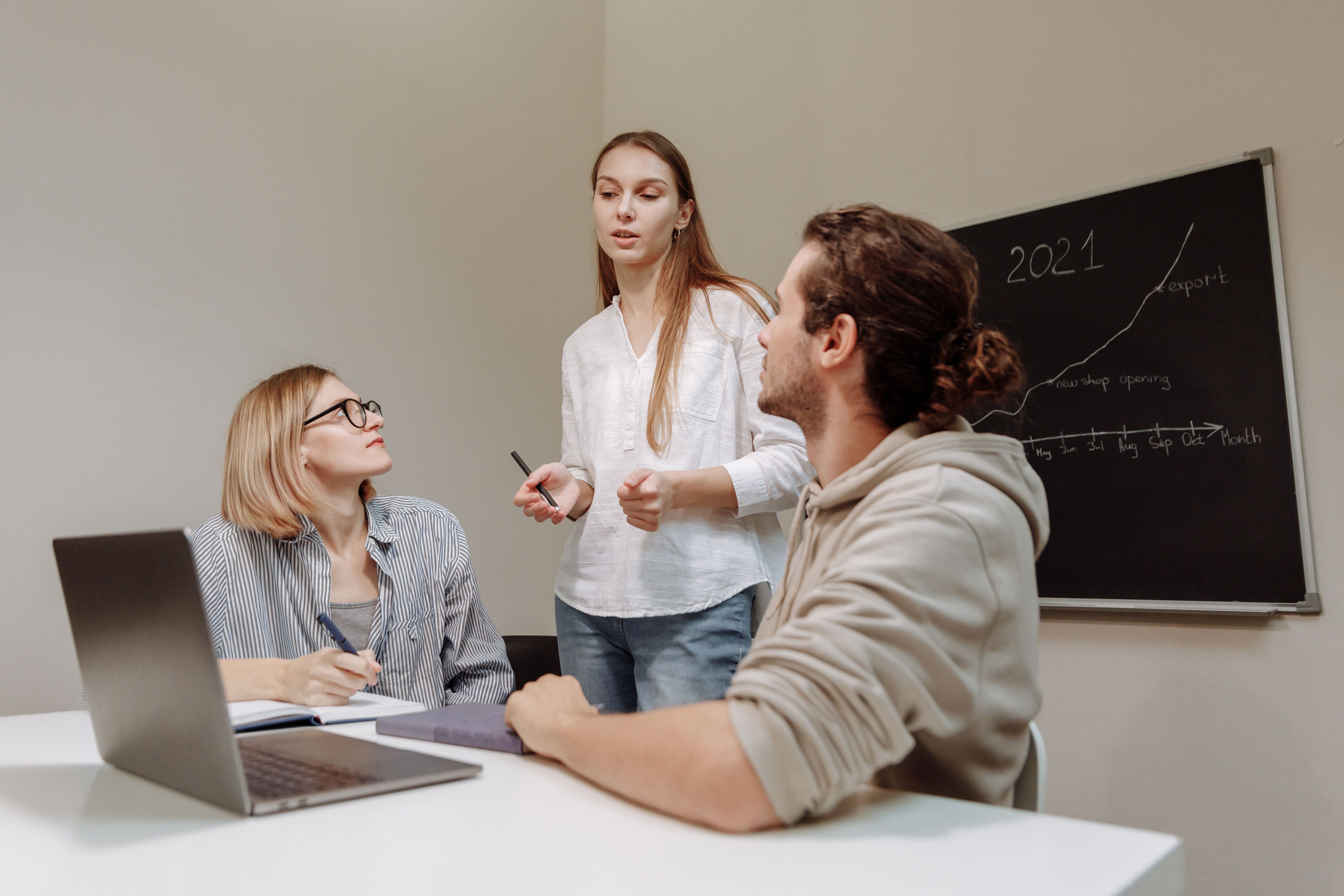 Fundadores de una startup porteña analizando métricas de crecimiento en una pizarra durante una sesión de estrategia