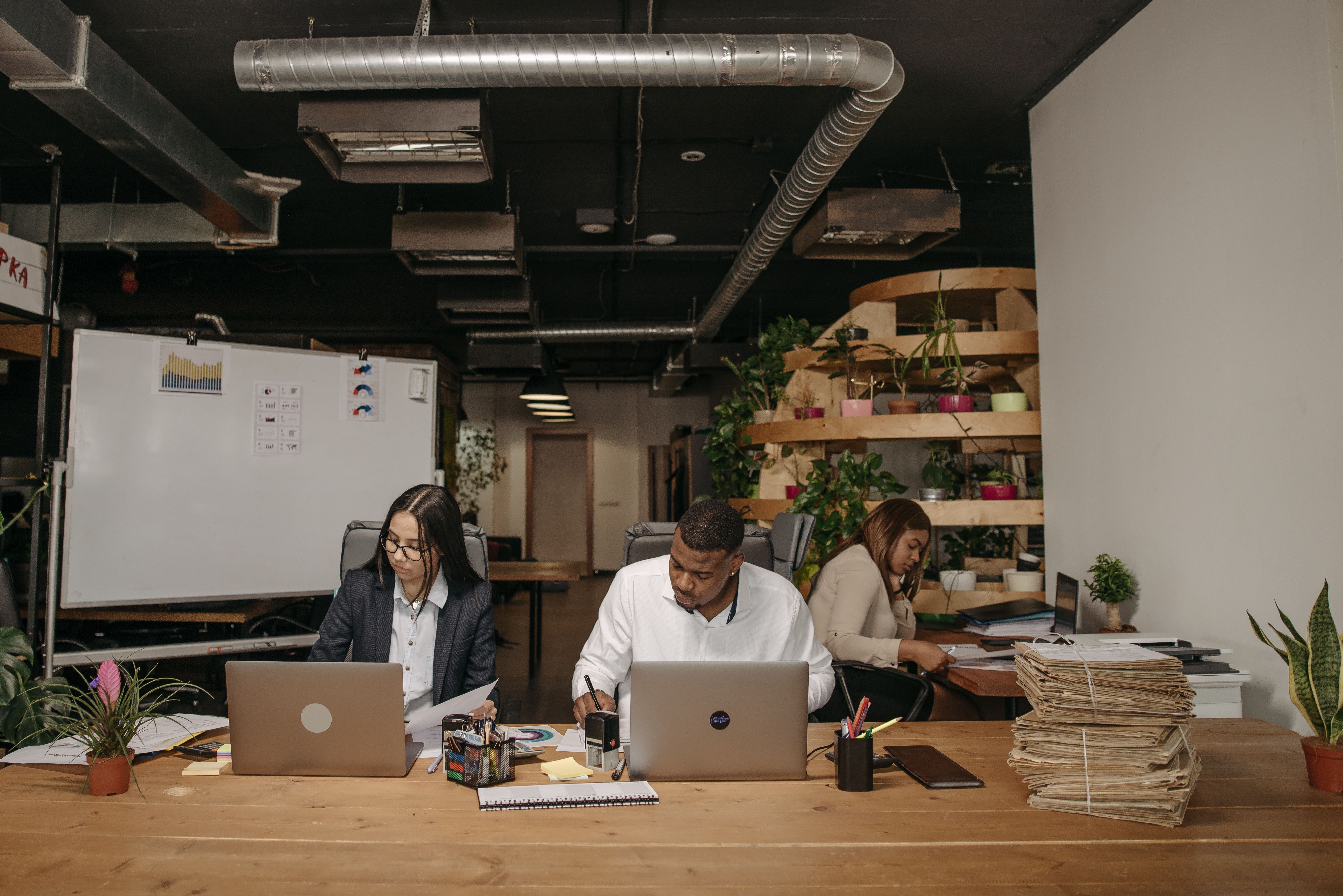 Equipo de una startup de Buenos Aires celebrando el cierre de una ronda de inversión frente a un tablero de métricas de crecimiento