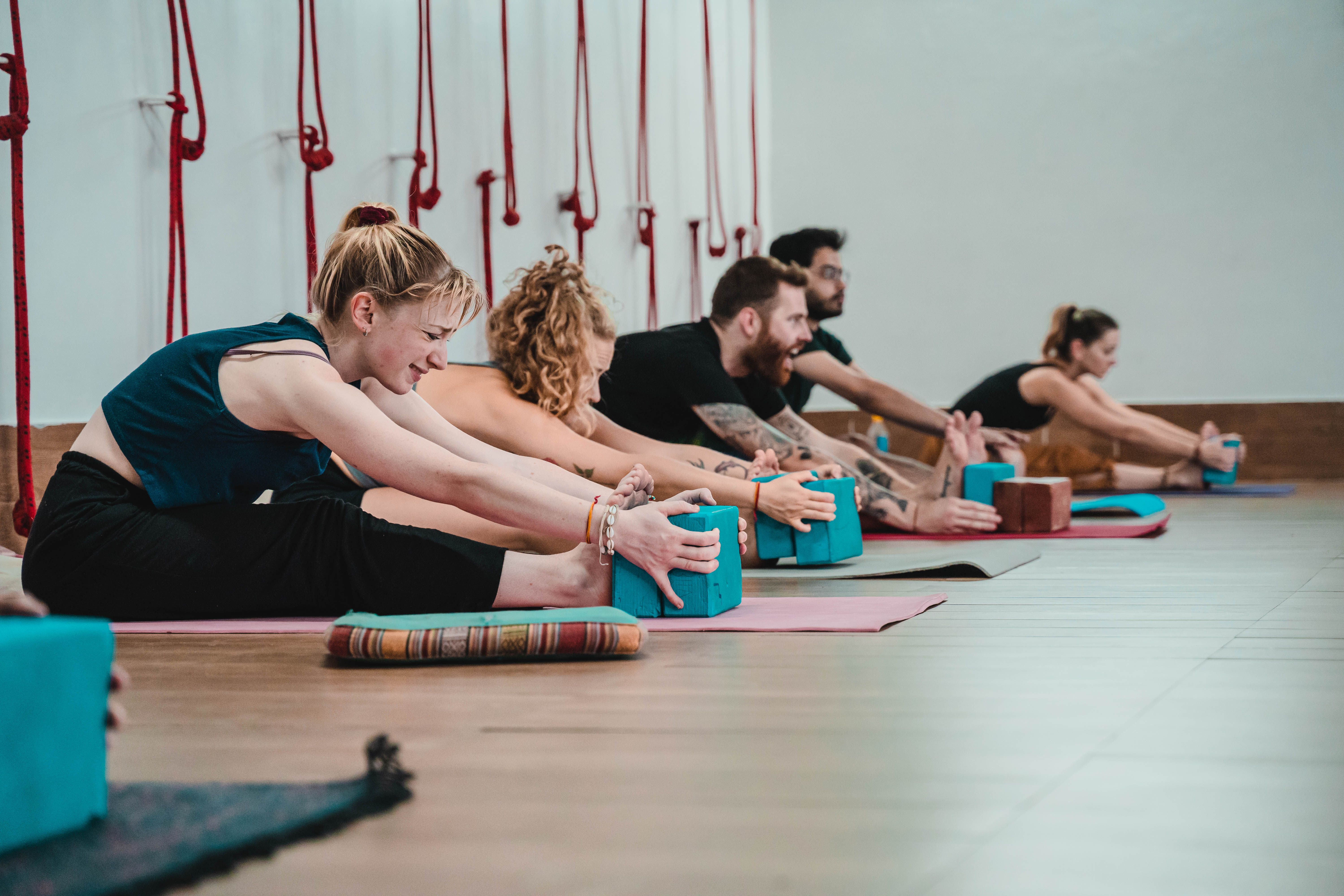Profesora de yoga guiando una postura en un estudio de bienestar en Buenos Aires
