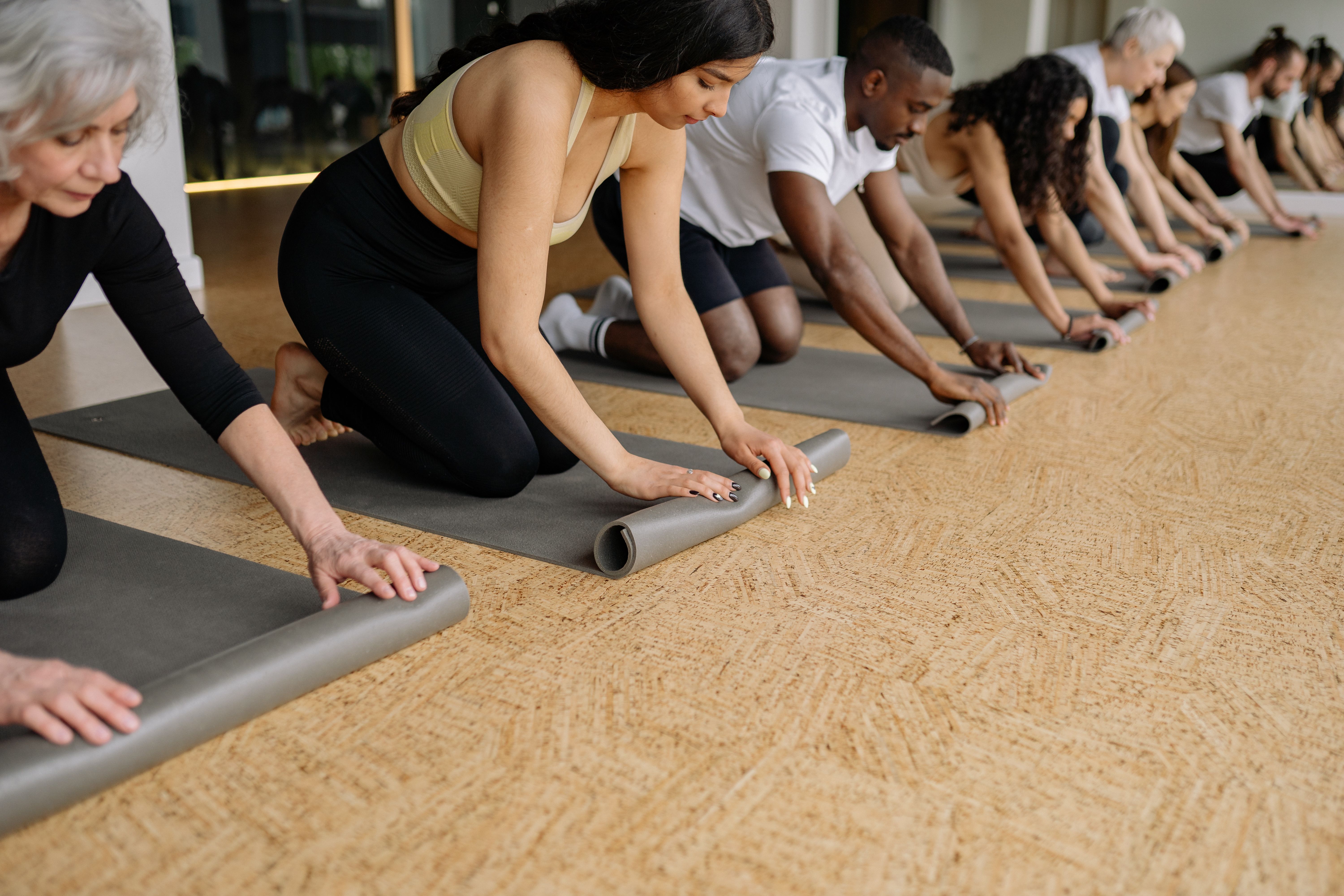Sala de yoga serena de un estudio de Buenos Aires con mats, luz natural y ambiente de calma