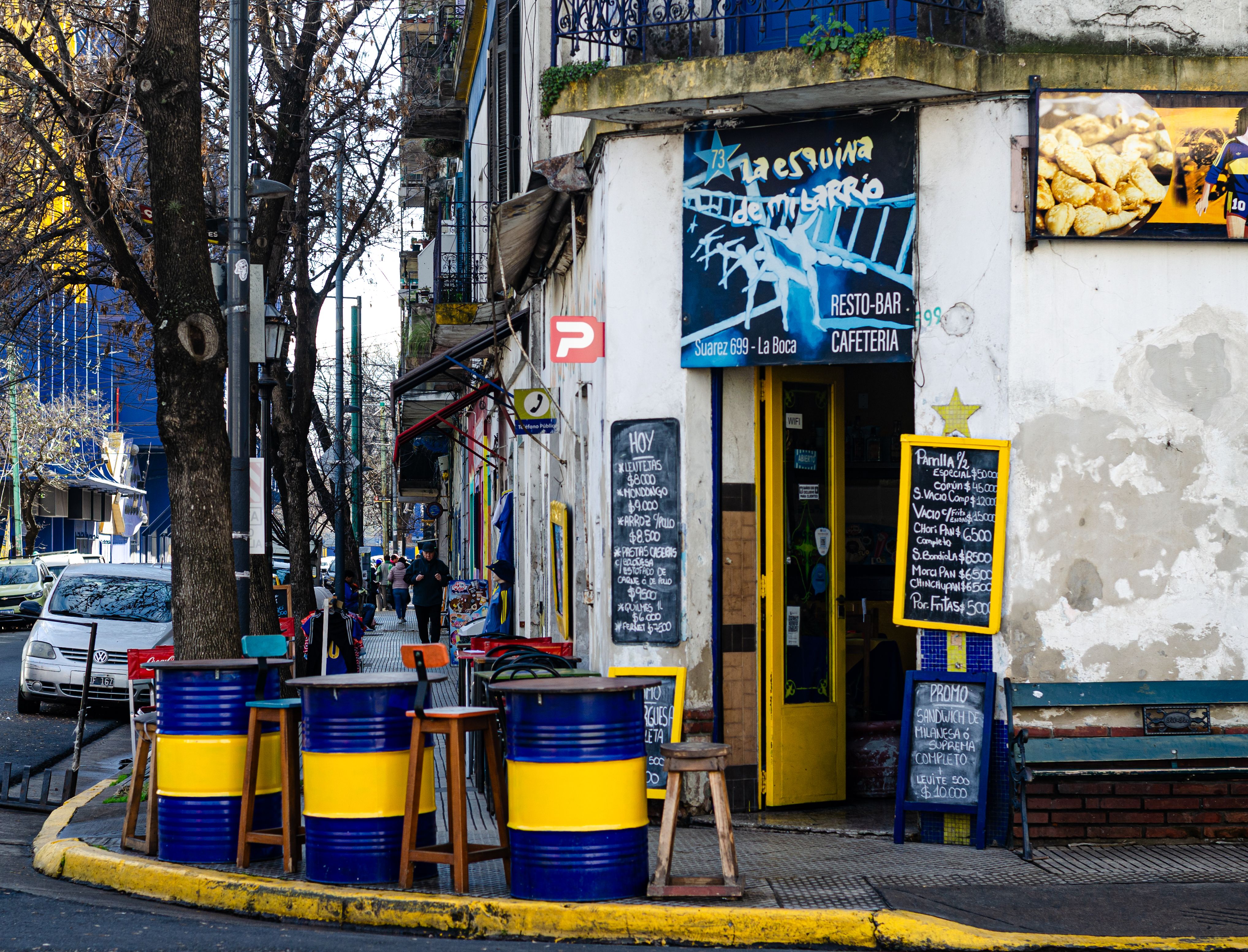 Vecinos caminando por la avenida Cabildo, la principal arteria comercial de Belgrano