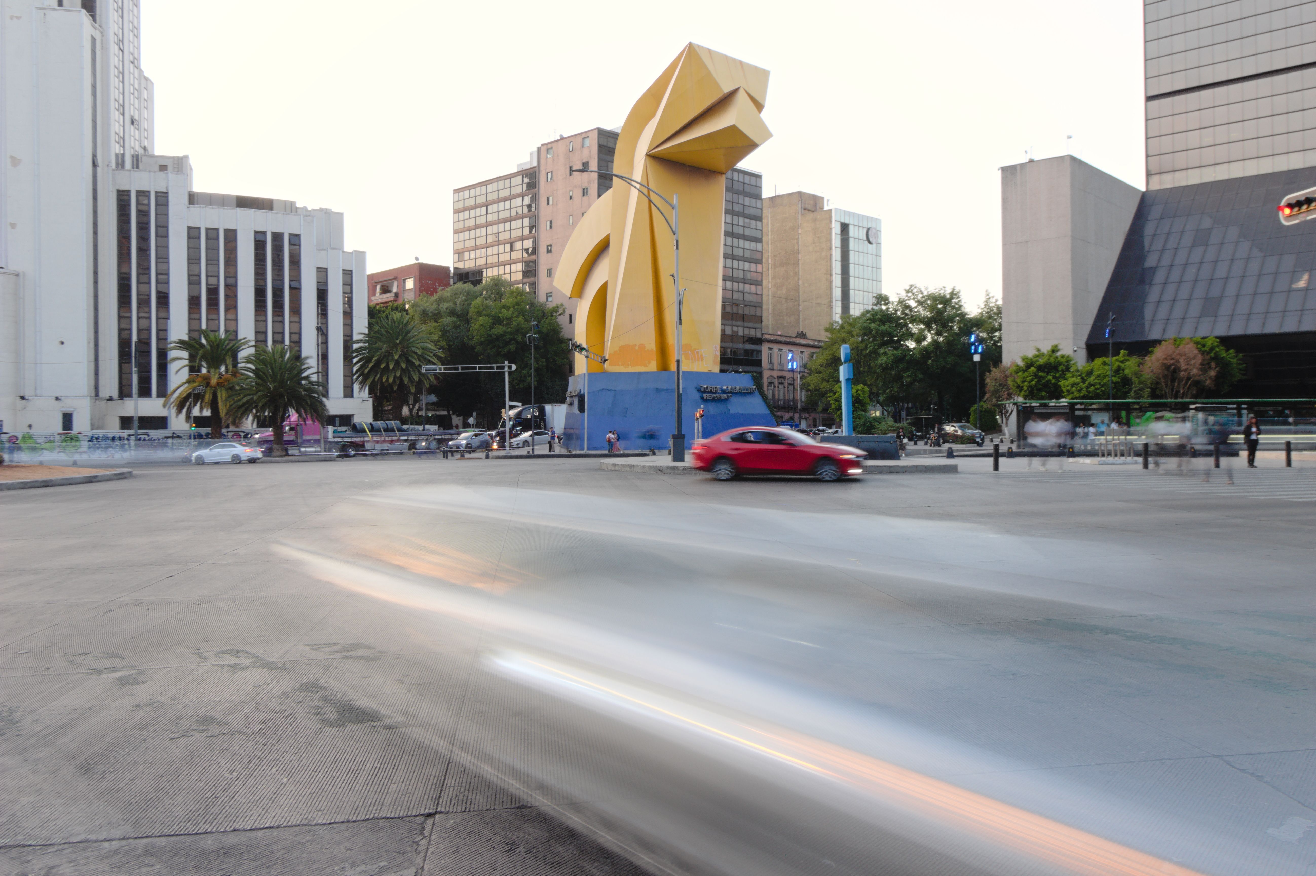 Avenida Rivadavia a la altura de Caballito con comercios de cercanía y edificios residenciales
