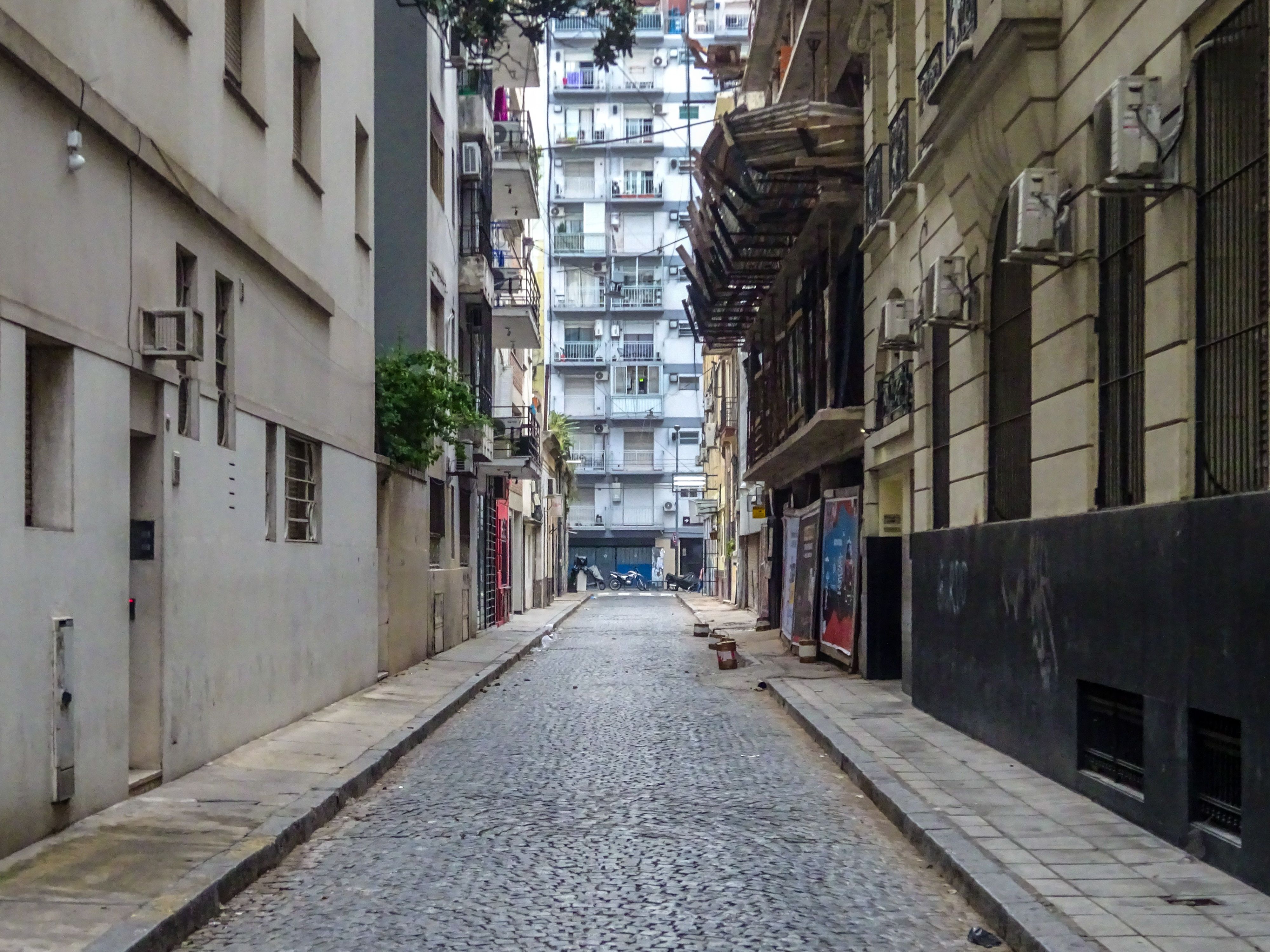 Zona residencial de edificios de departamentos en el barrio de Caballito, Buenos Aires