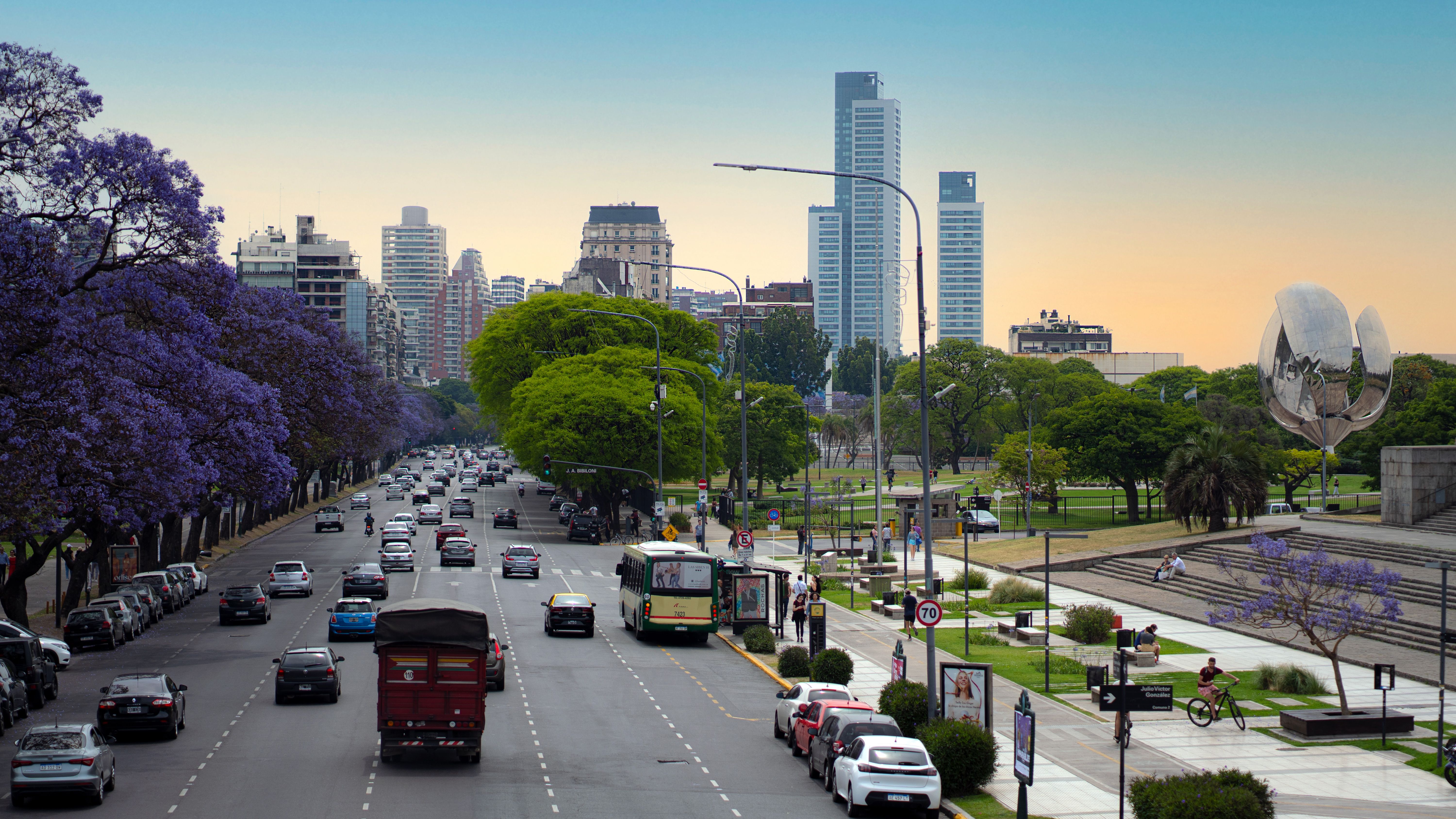 Comercios minoristas y mayoristas en una calle comercial del barrio de Flores, Buenos Aires