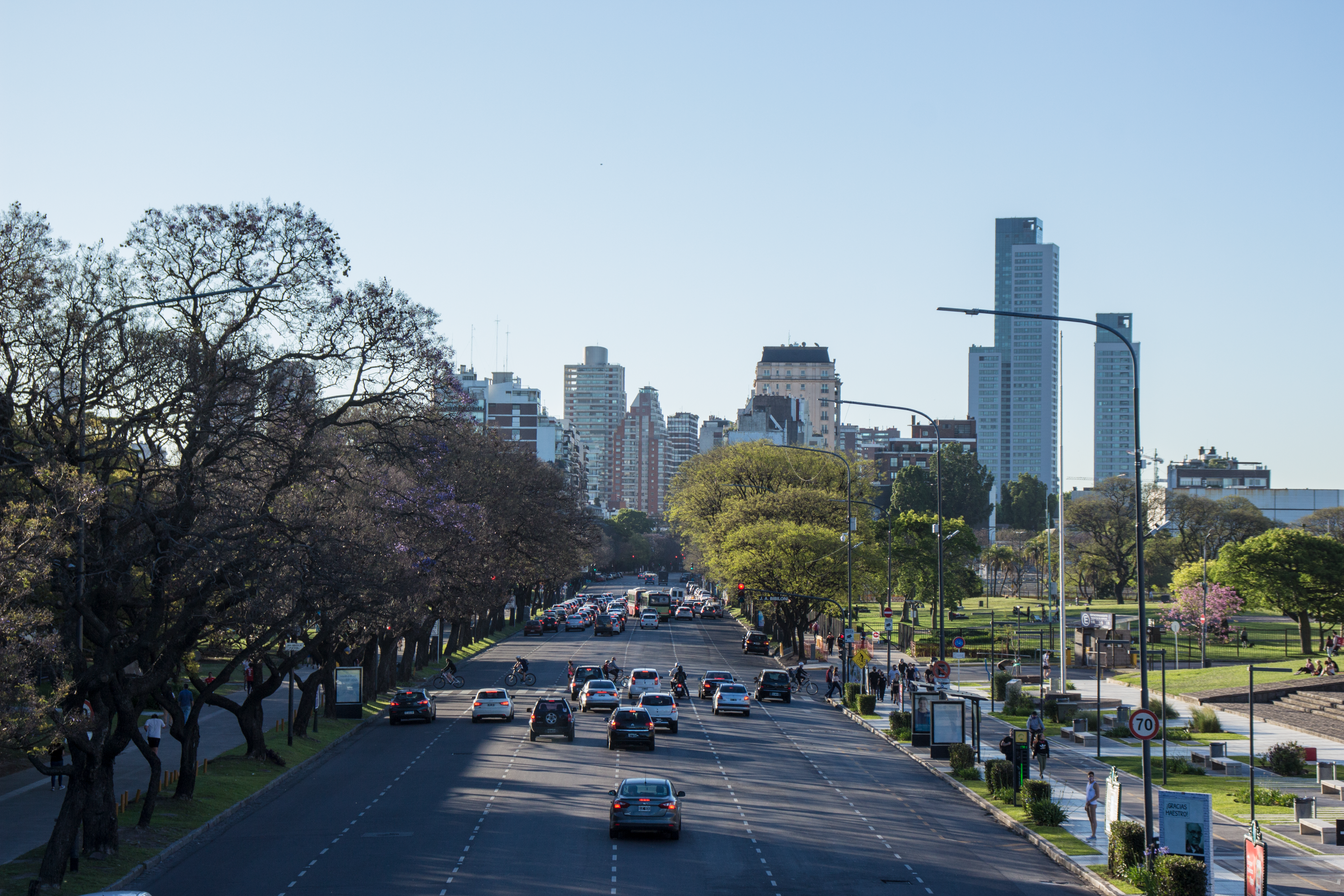 Vidrieras y locales textiles cerca del polo de Avellaneda en Flores, Buenos Aires