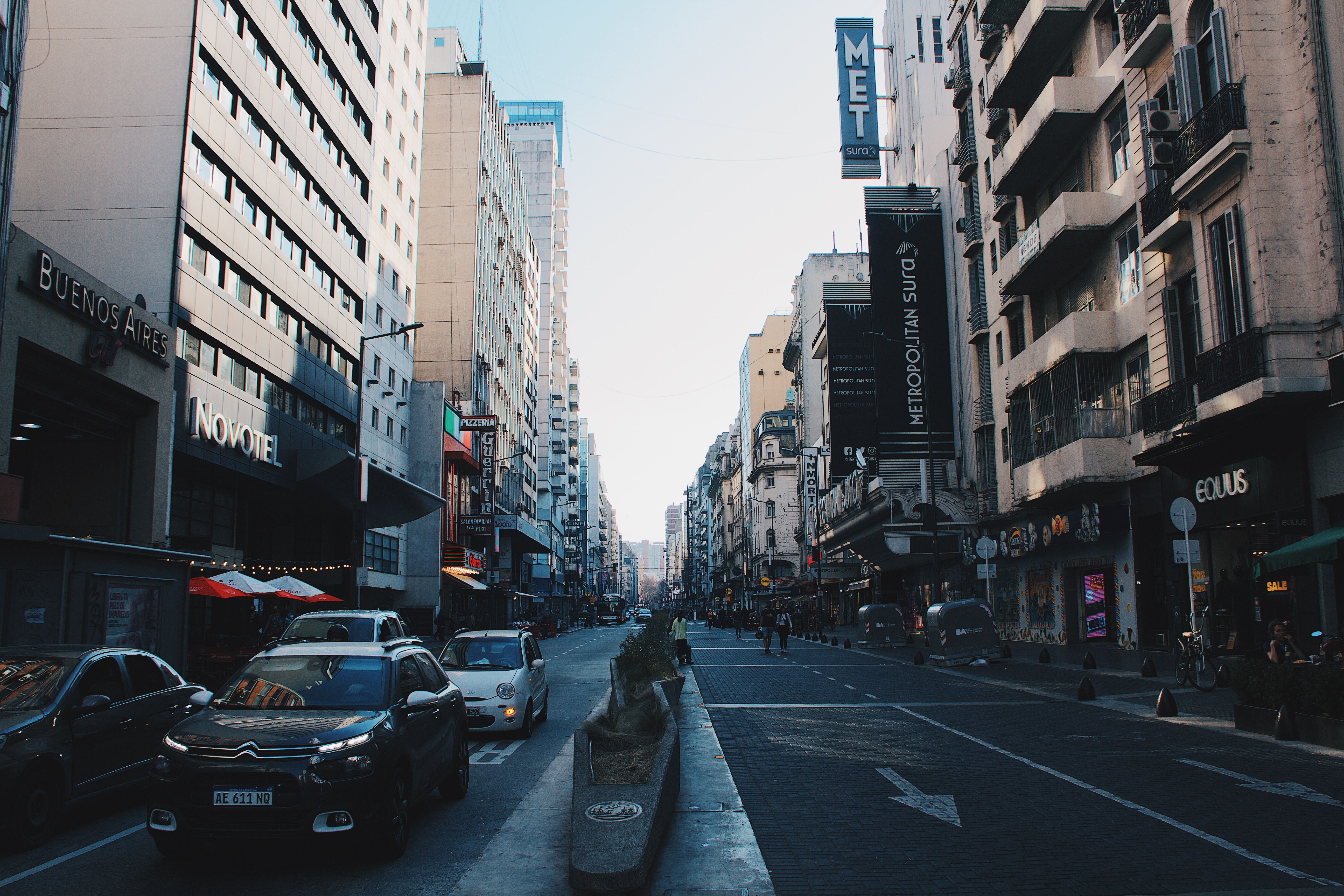 Peatonal Florida y calles del Microcentro con alto tránsito laboral diurno en Buenos Aires