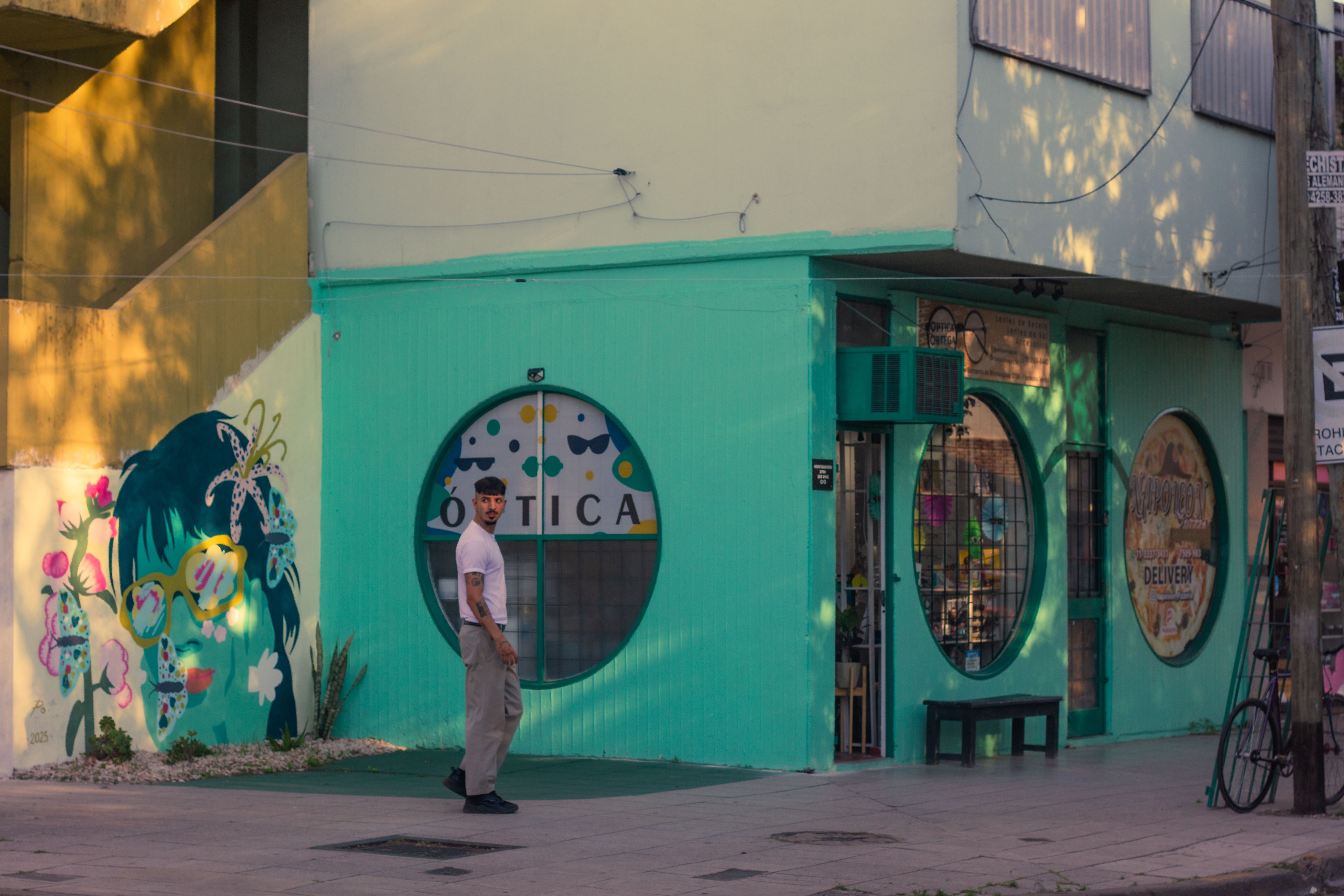 Calle arbolada de Palermo Soho, Buenos Aires, con locales de diseño, bares y cafeterías