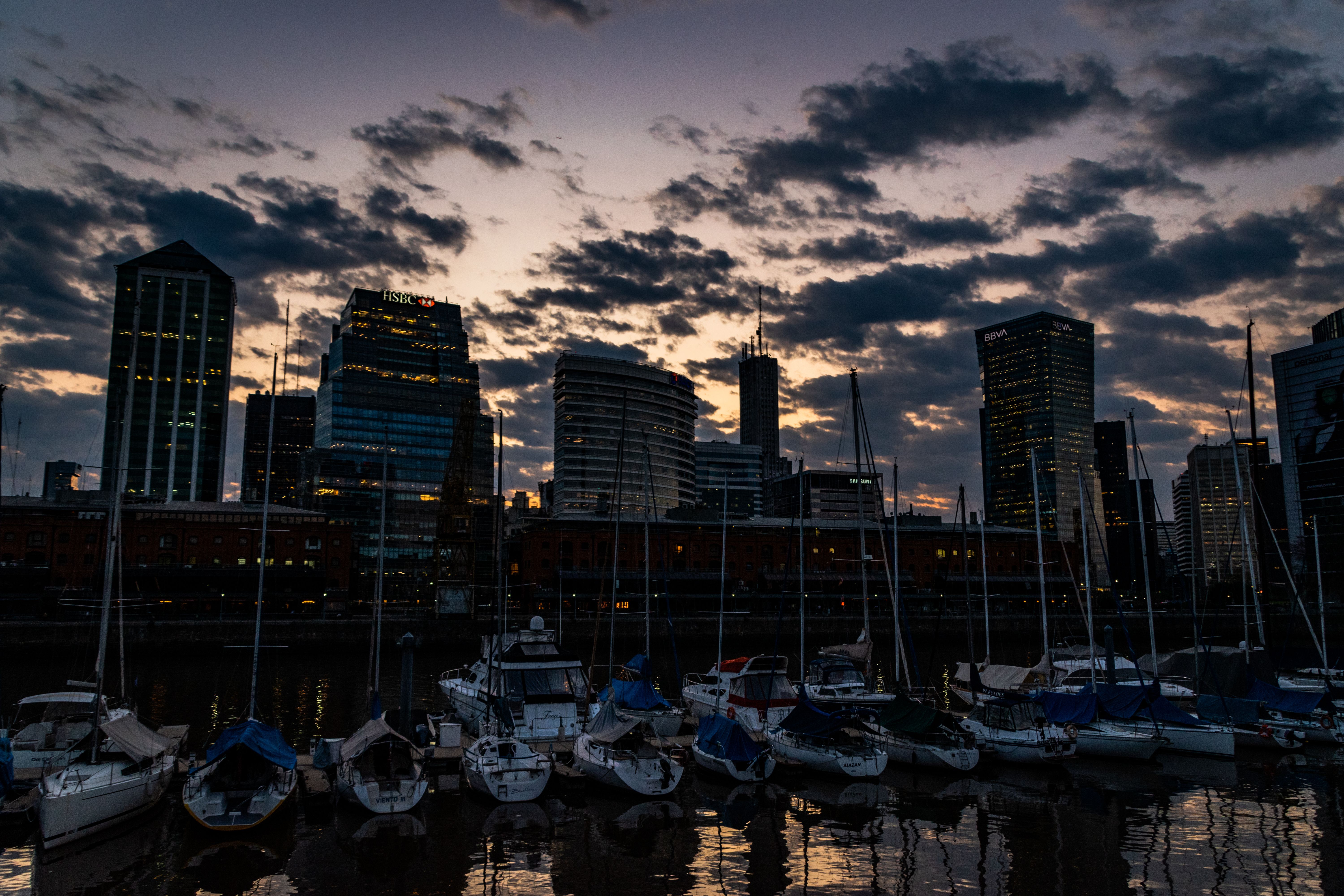 Torres corporativas y diques de Puerto Madero, el distrito premium de Buenos Aires