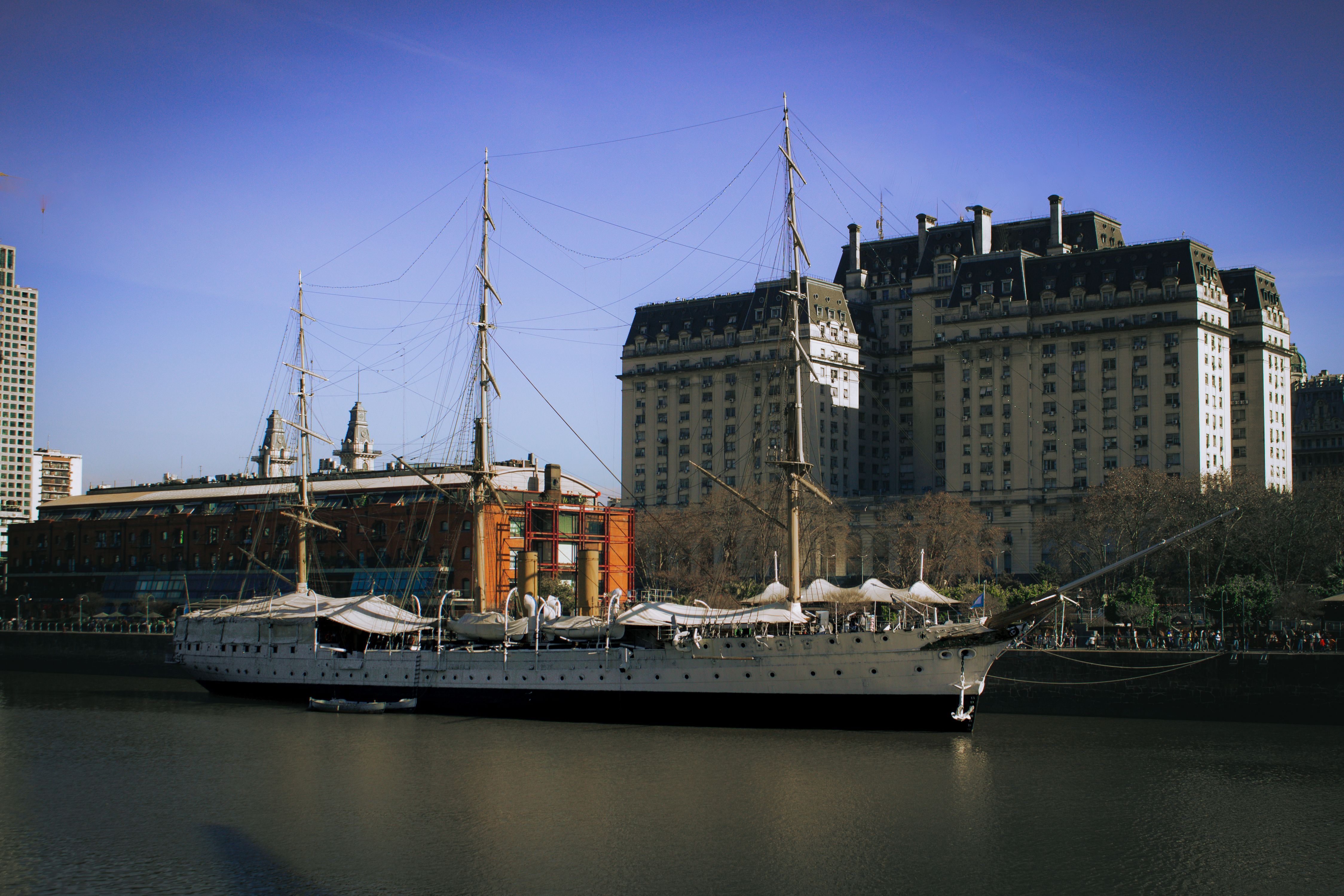 Hotelería de lujo y torres residenciales de Puerto Madero al atardecer