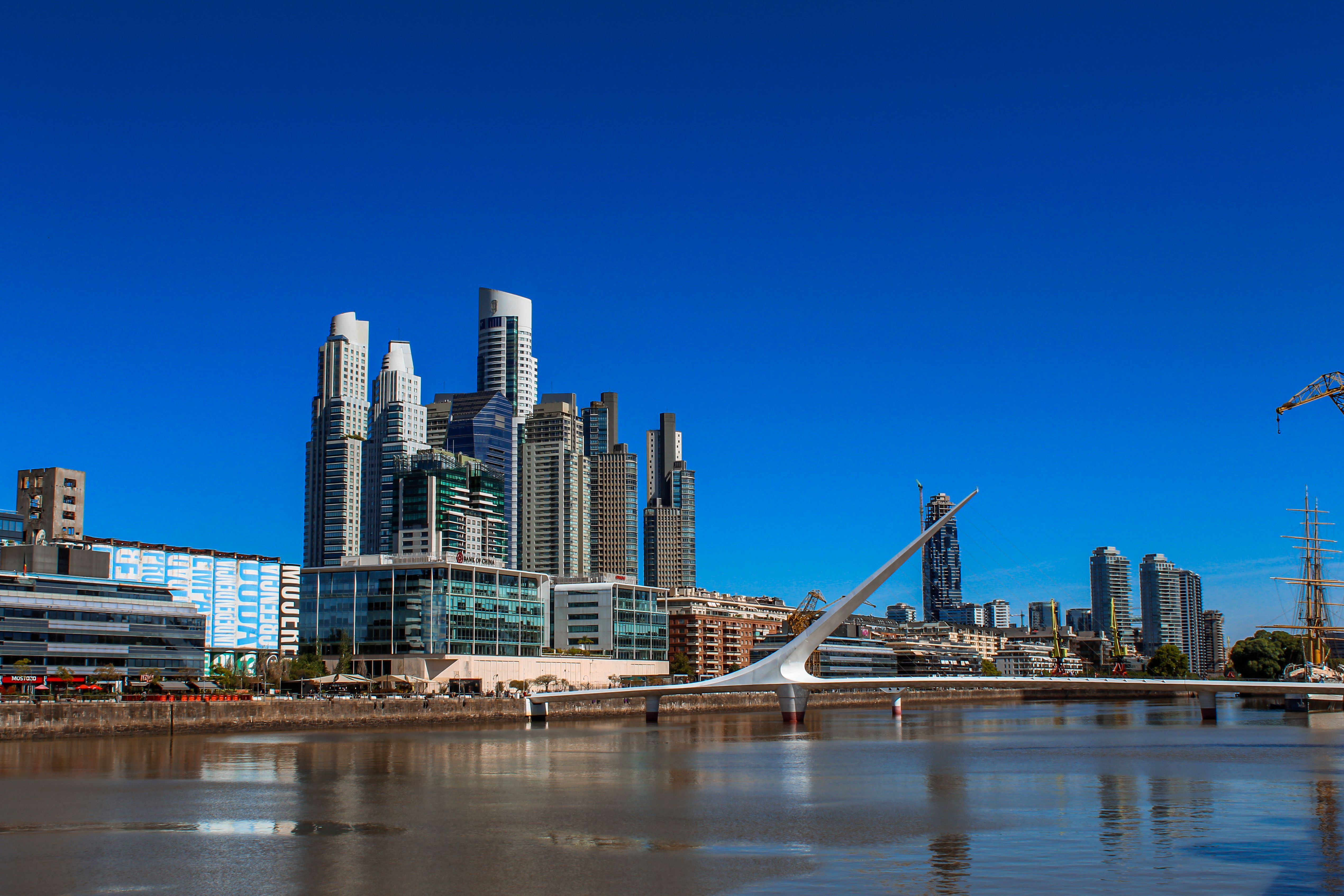Inmobiliarias de lujo, estudios y restaurantes en las torres de Puerto Madero