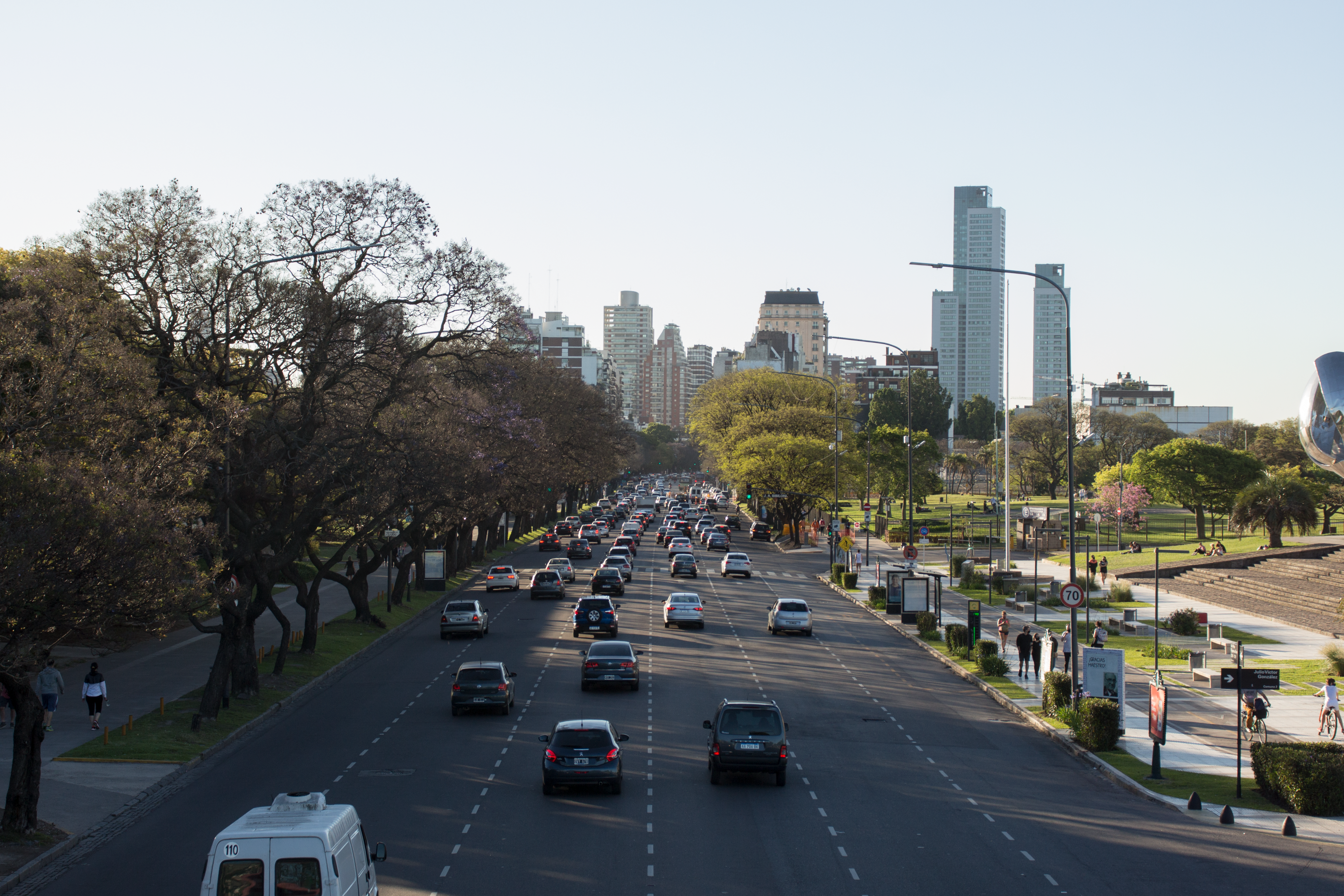 Avenida y edificación señorial de Recoleta, zona premium de la Ciudad de Buenos Aires