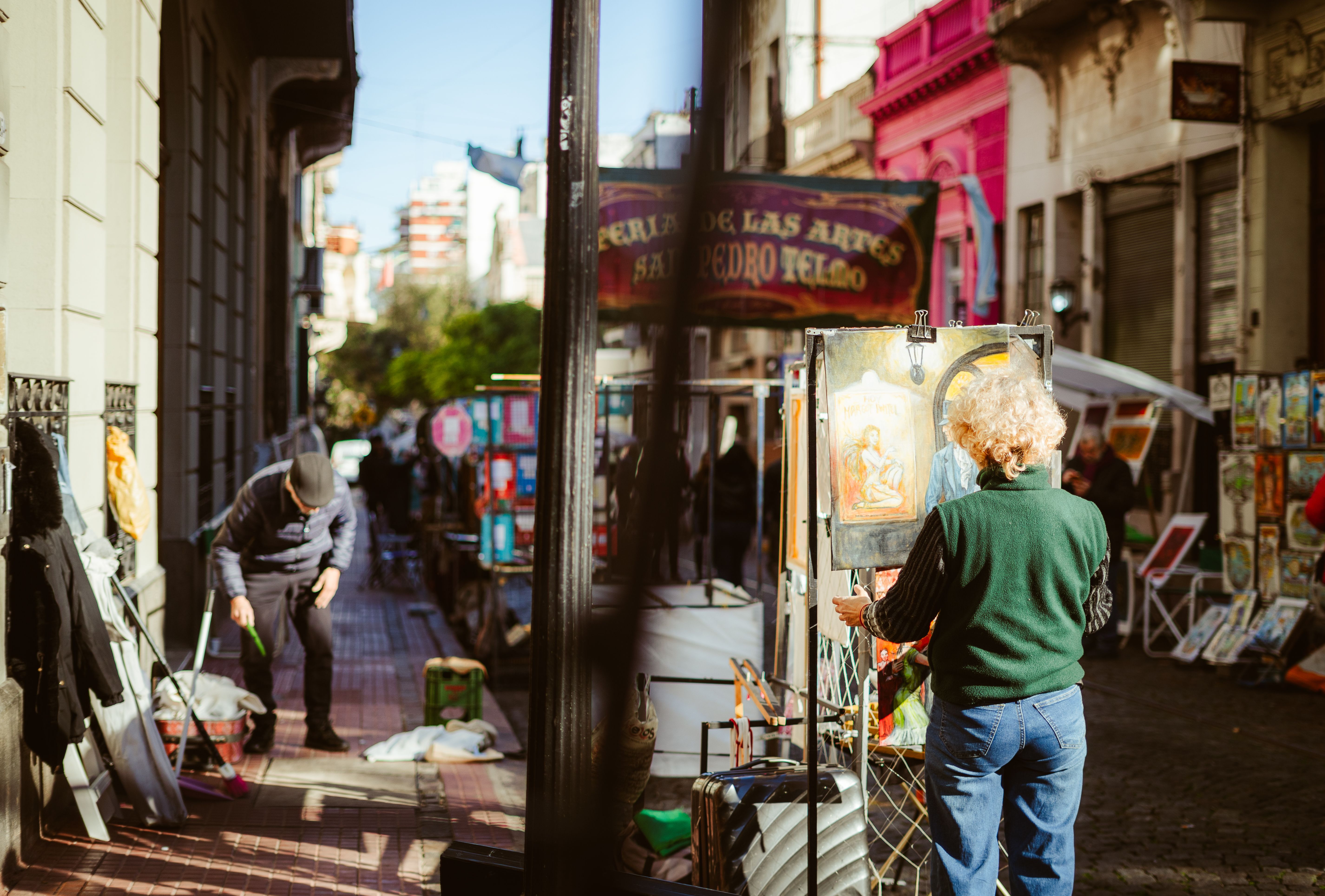 Bar notable y ambiente de tango en el casco histórico de San Telmo, Buenos Aires