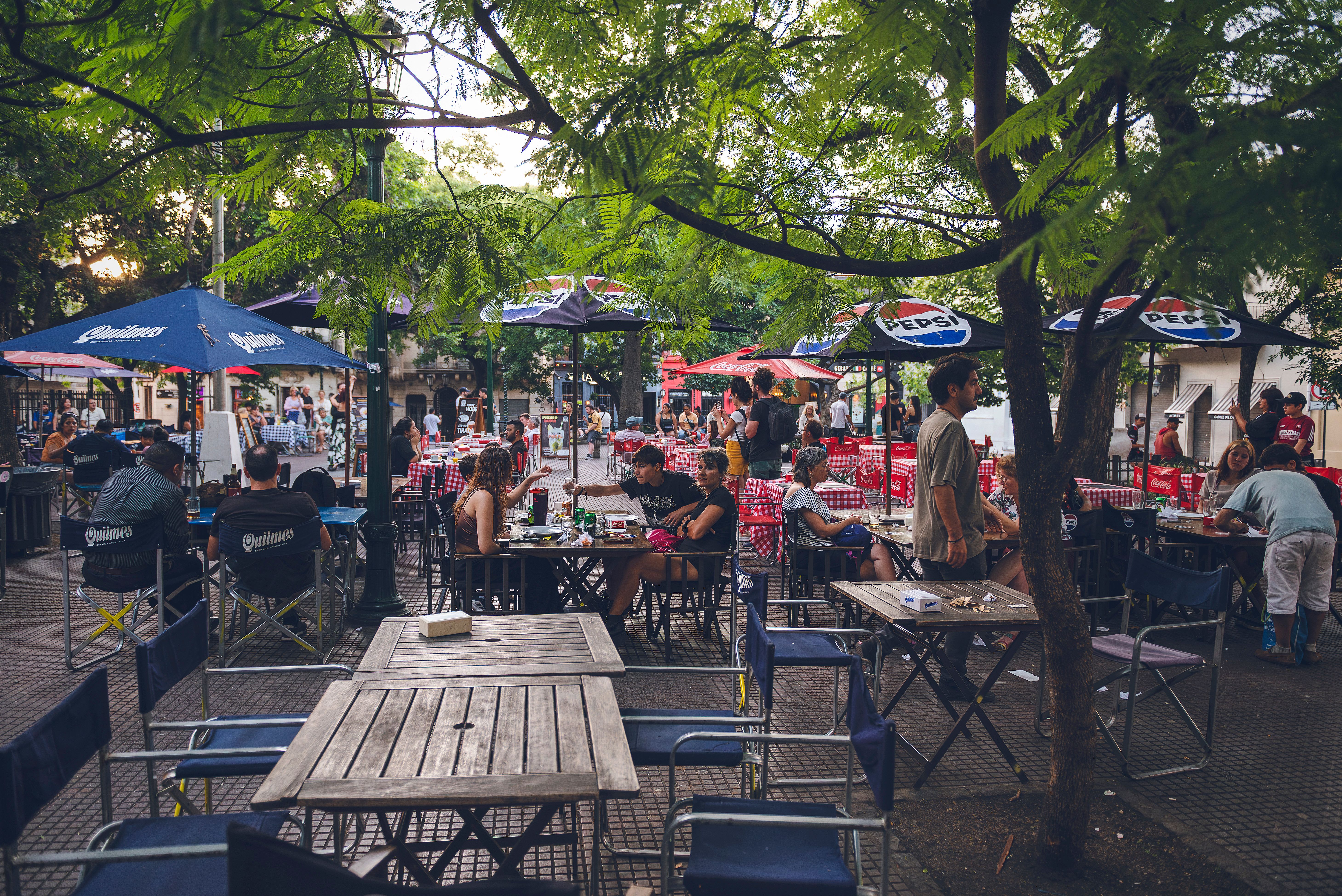 Feria de antigüedades y gastronomía un domingo en Plaza Dorrego, San Telmo, Buenos Aires