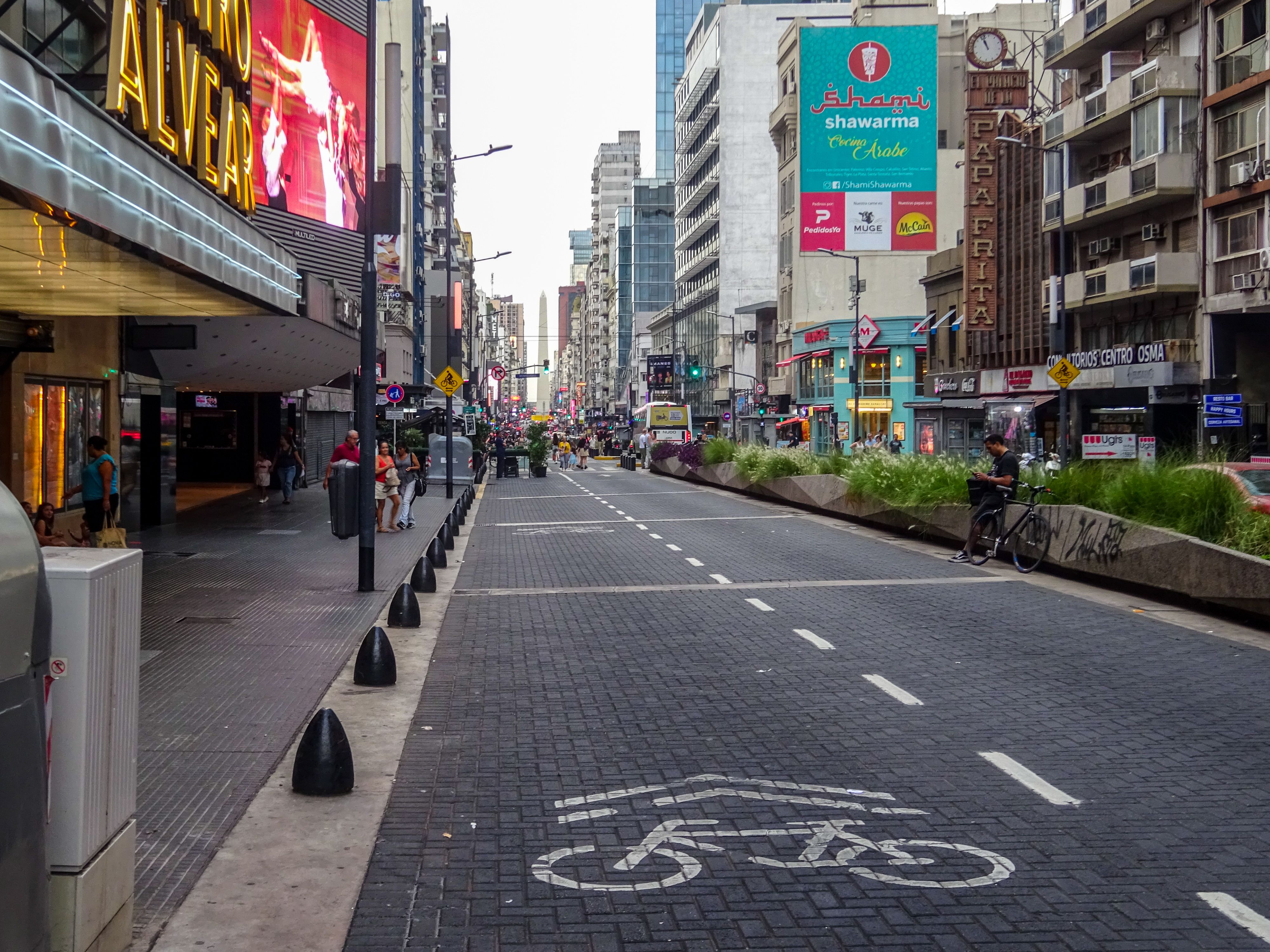 Peatones y vidrieras de comercios sobre una calle comercial de Villa Crespo, Buenos Aires