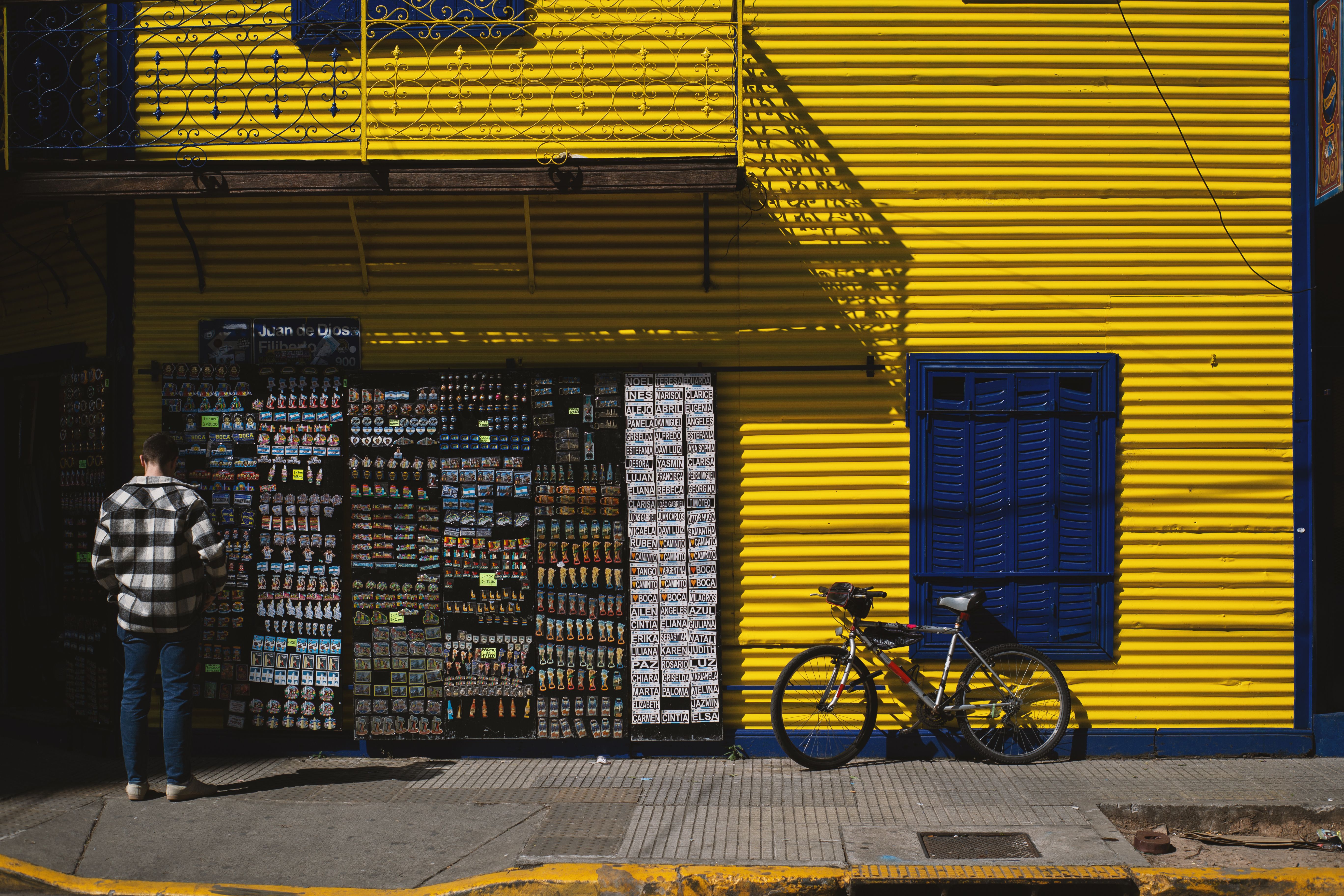 Vidriera de local de outlet y diseño en Villa Crespo, Buenos Aires